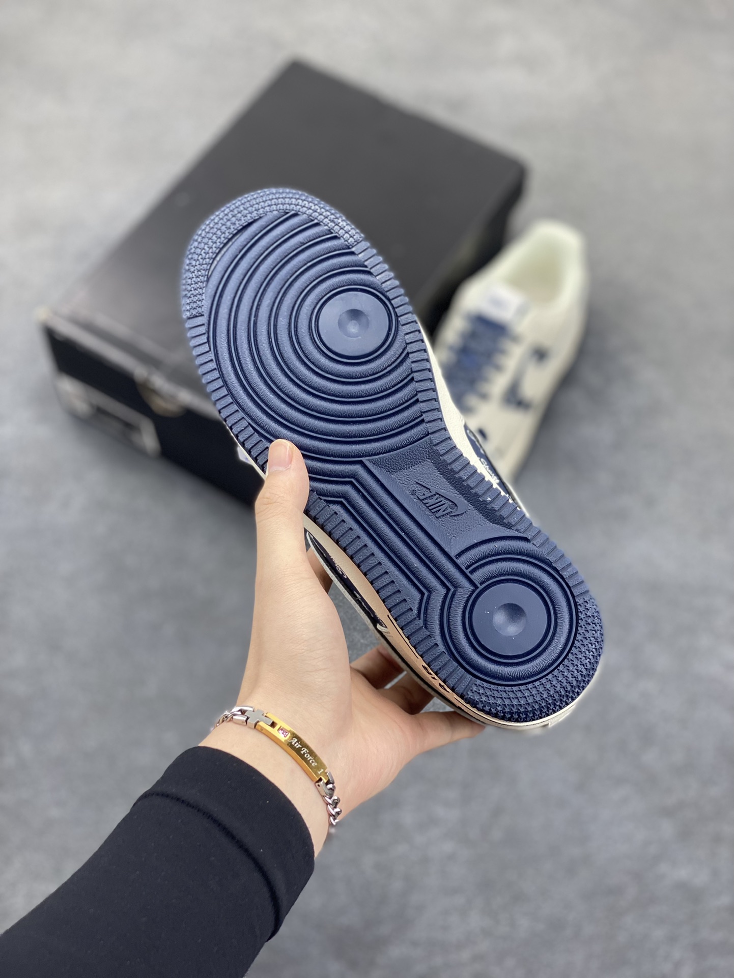 图片[5]-Nike Air Force 1 Low 空军一号低帮百搭休闲运动板鞋。柔软、弹性十足的缓震性能和出色的中底设计，横跨复古与现代的外型结合，造就出风靡全球三十多年的Force 1，直到今天还深受青睐。 货号：XZ6188-728 尺码：36 36.5 37.5 38 38.5 39 40 40.5 41 42 42.5 43 44 44.5 45-选品中心