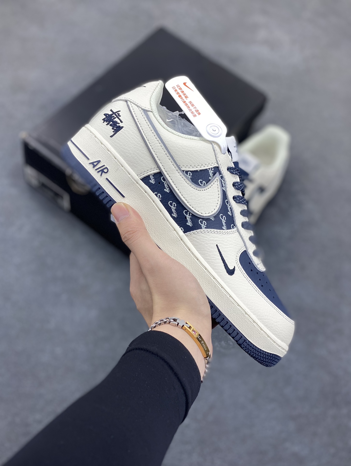 Nike Air Force 1 Low 空军一号低帮百搭休闲运动板鞋。柔软、弹性十足的缓震性能和出色的中底设计，横跨复古与现代的外型结合，造就出风靡全球三十多年的Force 1，直到今天还深受青睐。 货号：XZ6188-728 尺码：36 36.5 37.5 38 38.5 39 40 40.5 41 42 42.5 43 44 44.5 45-选品中心