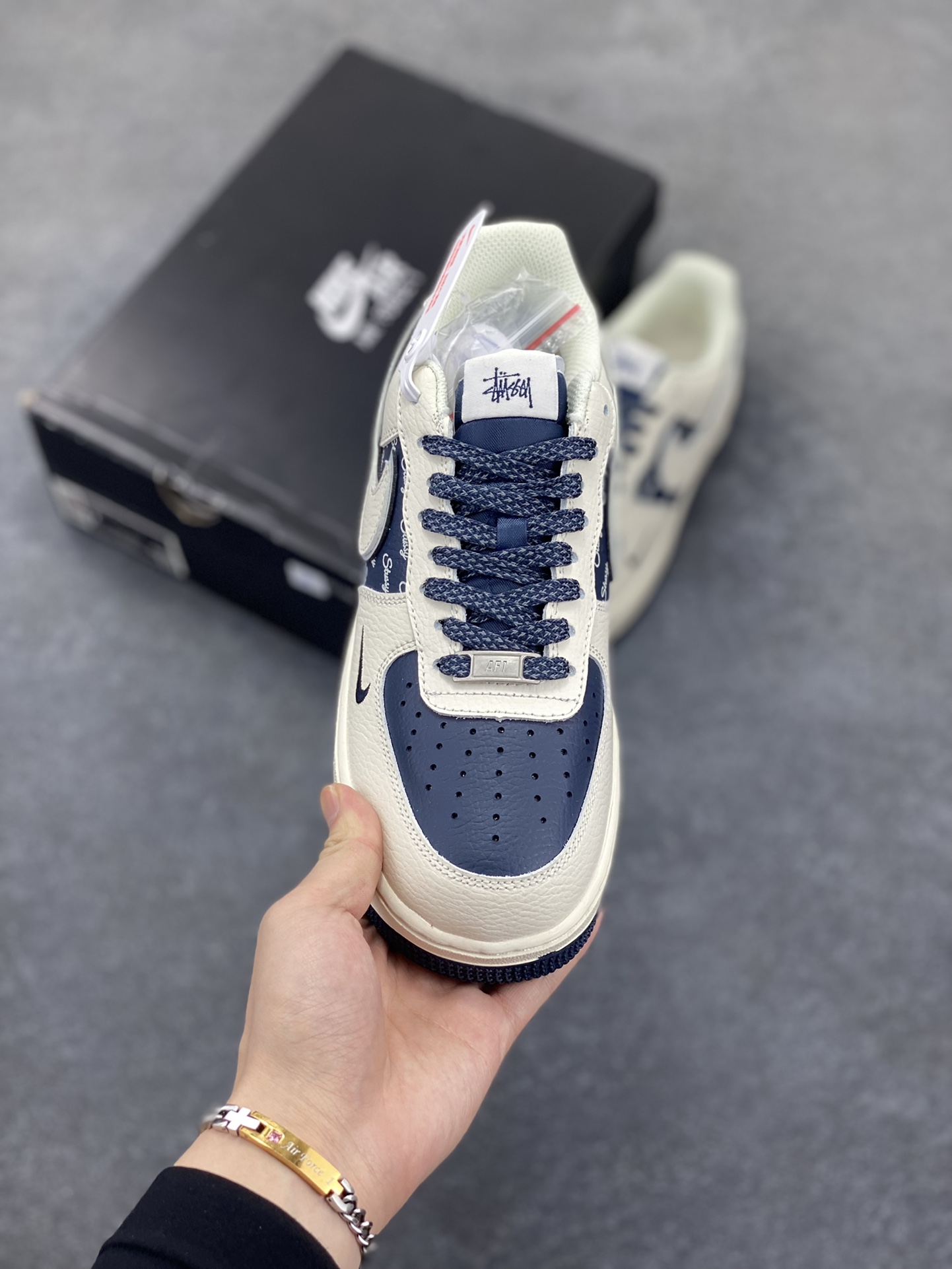 图片[2]-Nike Air Force 1 Low 空军一号低帮百搭休闲运动板鞋。柔软、弹性十足的缓震性能和出色的中底设计，横跨复古与现代的外型结合，造就出风靡全球三十多年的Force 1，直到今天还深受青睐。 货号：XZ6188-728 尺码：36 36.5 37.5 38 38.5 39 40 40.5 41 42 42.5 43 44 44.5 45-选品中心