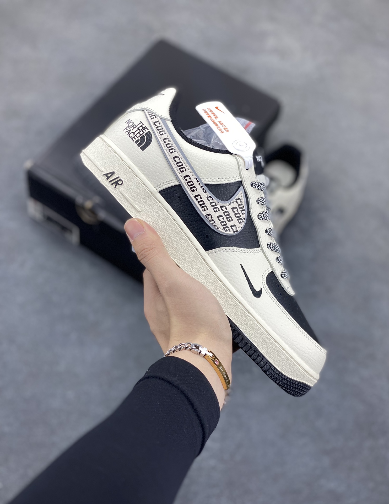 Nike Air Force 1 Low 空军一号低帮百搭休闲运动板鞋。柔软、弹性十足的缓震性能和出色的中底设计,横跨复古与现代的外型结合,造就出风靡全球三十多年的Force 1,直到今天还深受青睐。 货号:BB7518-013 尺码:36 36.5 37.5 38 38.5 39 40 40.5 41 42 42.5 43 44 44.5 45-选品中心