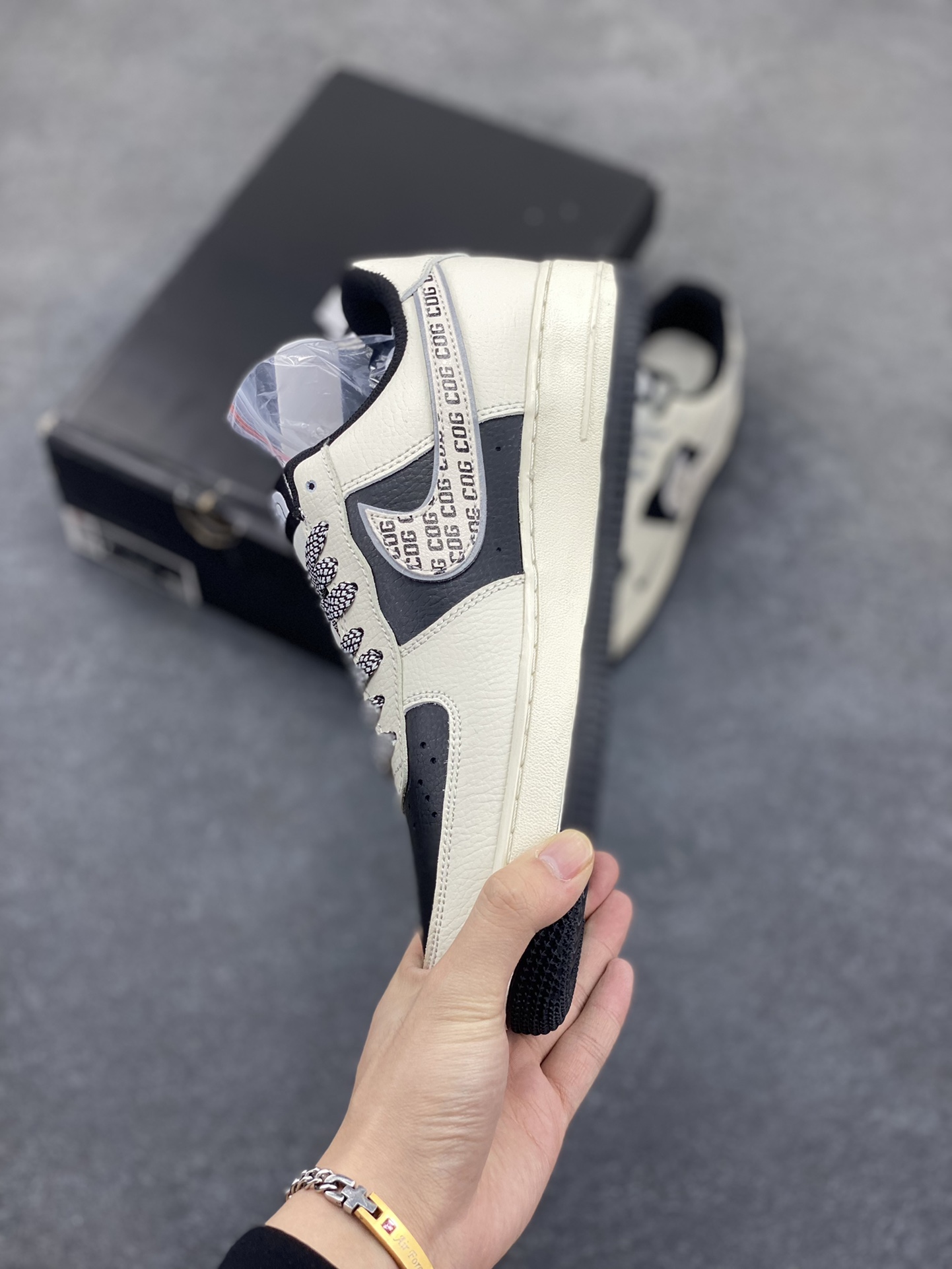 图片[3]-Nike Air Force 1 Low 空军一号低帮百搭休闲运动板鞋。柔软、弹性十足的缓震性能和出色的中底设计，横跨复古与现代的外型结合，造就出风靡全球三十多年的Force 1，直到今天还深受青睐。 货号：BB7518-013 尺码：36 36.5 37.5 38 38.5 39 40 40.5 41 42 42.5 43 44 44.5 45-选品中心