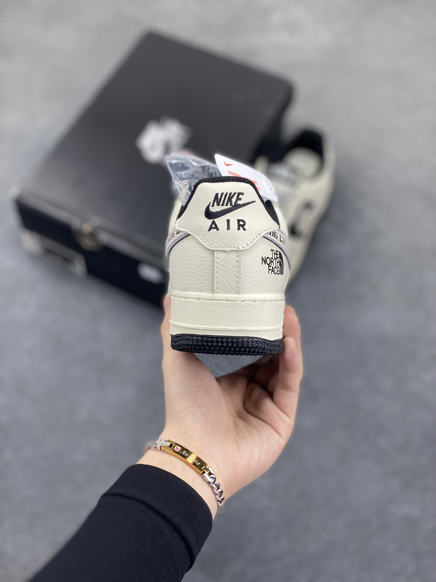 图片[4]-Nike Air Force 1 Low 空军一号低帮百搭休闲运动板鞋。柔软、弹性十足的缓震性能和出色的中底设计，横跨复古与现代的外型结合，造就出风靡全球三十多年的Force 1，直到今天还深受青睐。 货号：BB7518-013 尺码：36 36.5 37.5 38 38.5 39 40 40.5 41 42 42.5 43 44 44.5 45-选品中心