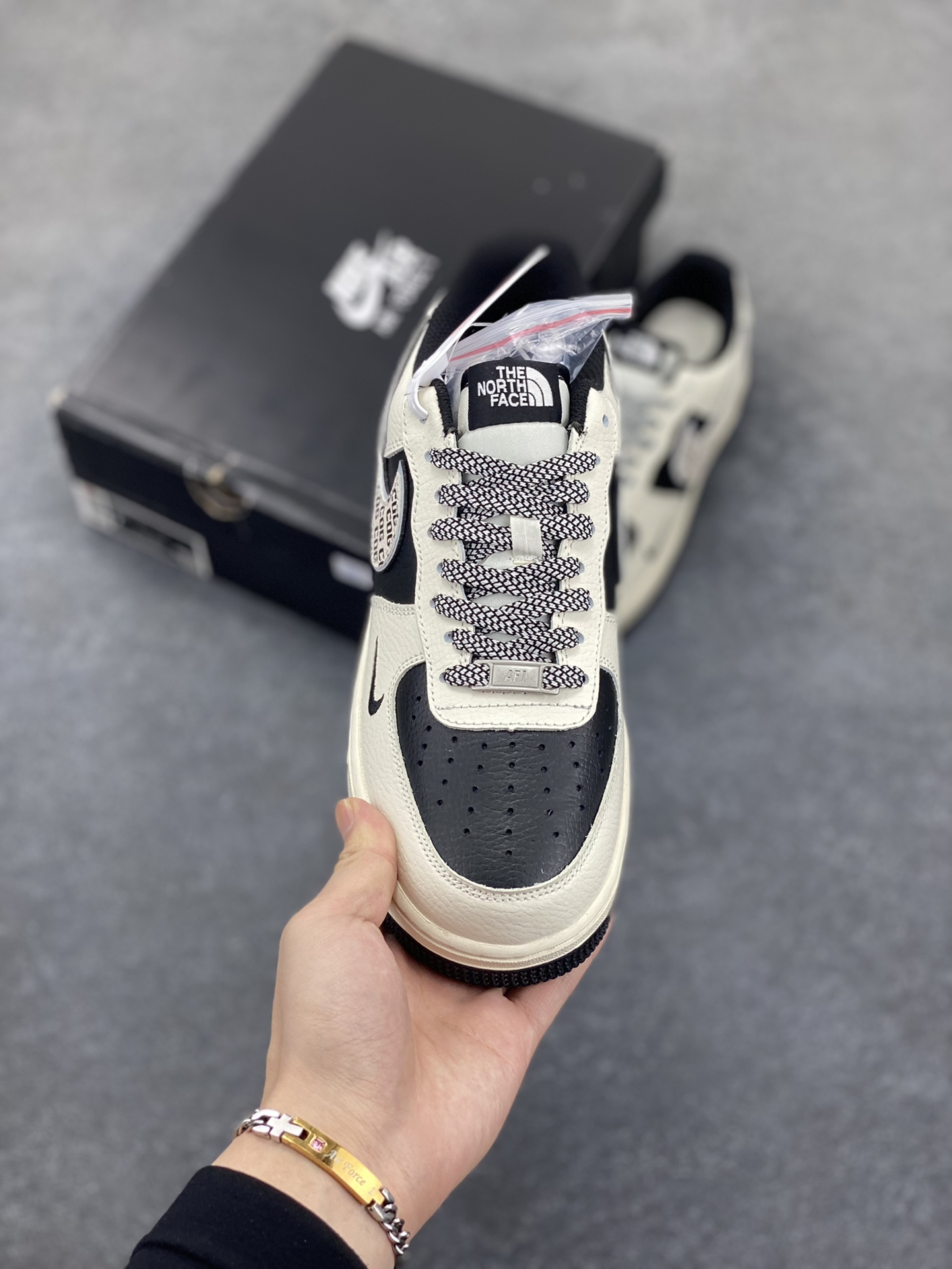 图片[2]-Nike Air Force 1 Low 空军一号低帮百搭休闲运动板鞋。柔软、弹性十足的缓震性能和出色的中底设计，横跨复古与现代的外型结合，造就出风靡全球三十多年的Force 1，直到今天还深受青睐。 货号：BB7518-013 尺码：36 36.5 37.5 38 38.5 39 40 40.5 41 42 42.5 43 44 44.5 45-选品中心