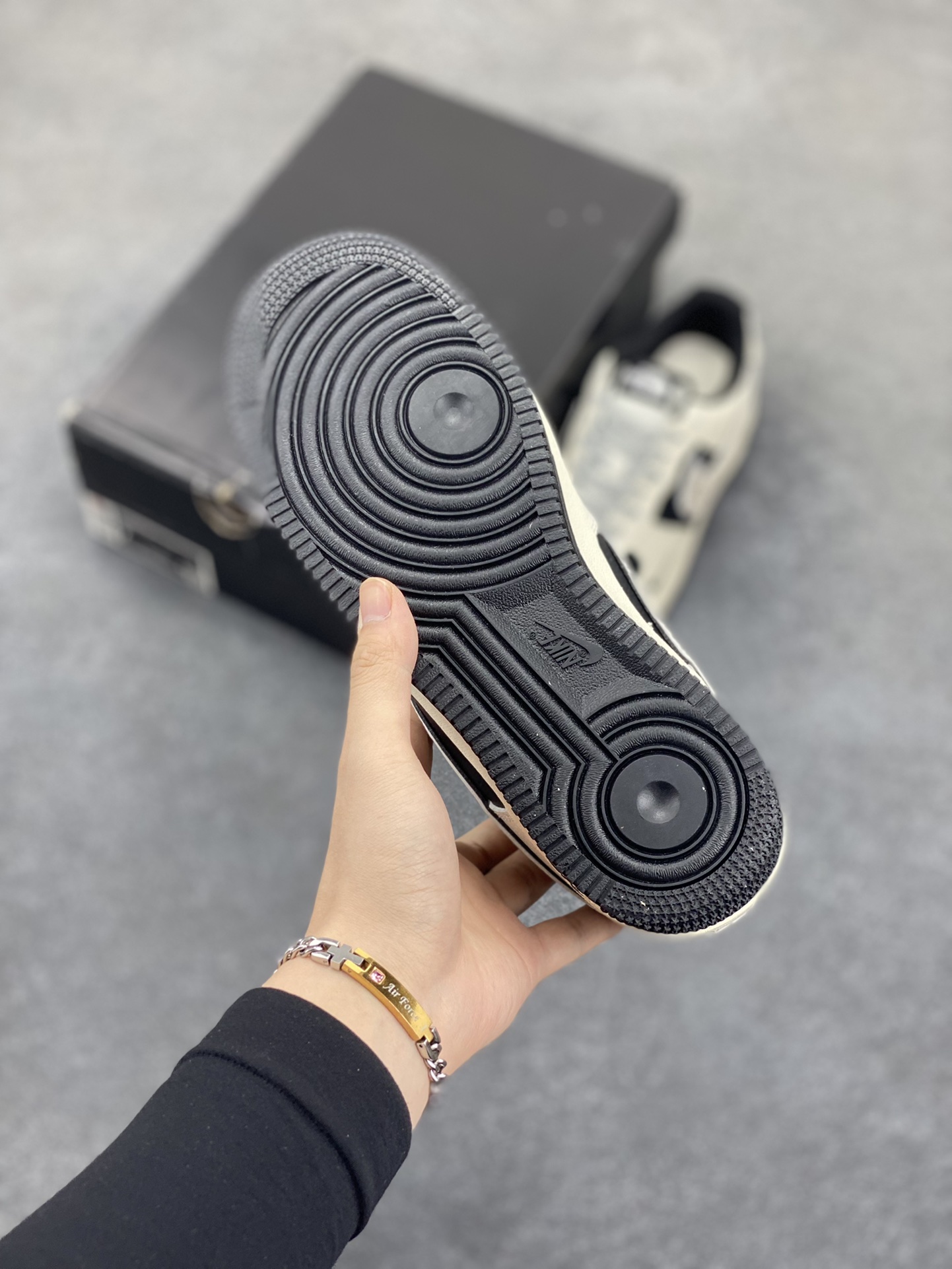 图片[5]-Nike Air Force 1 Low 空军一号低帮百搭休闲运动板鞋。柔软、弹性十足的缓震性能和出色的中底设计，横跨复古与现代的外型结合，造就出风靡全球三十多年的Force 1，直到今天还深受青睐。 货号：BB7518-013 尺码：36 36.5 37.5 38 38.5 39 40 40.5 41 42 42.5 43 44 44.5 45-选品中心