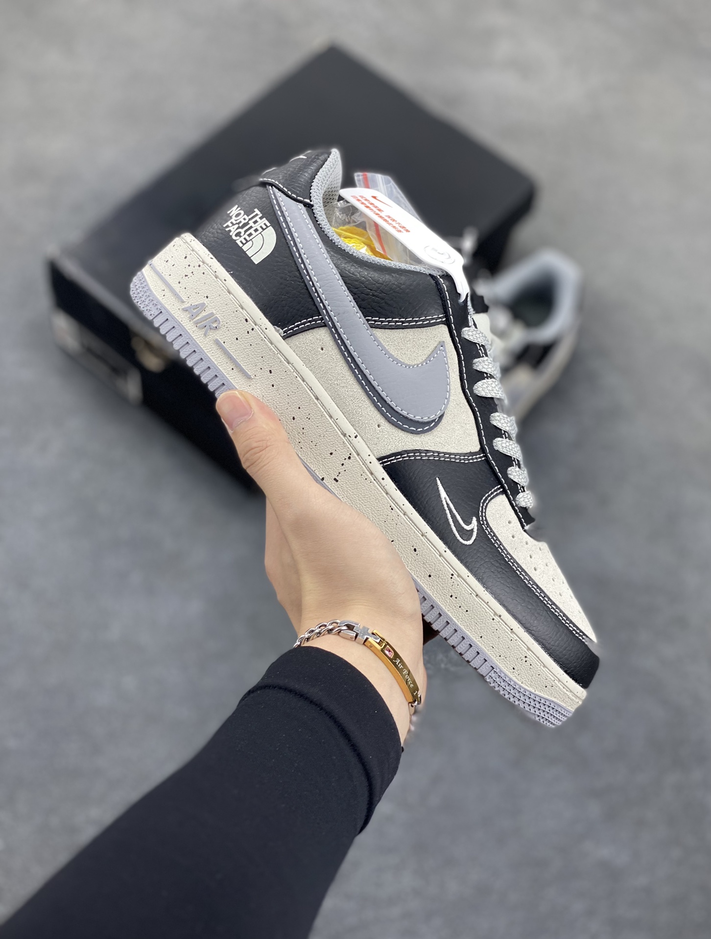 Nike Air Force 1 Low 空军一号低帮百搭休闲运动板鞋。柔软、弹性十足的缓震性能和出色的中底设计，横跨复古与现代的外型结合，造就出风靡全球三十多年的Force 1，直到今天还深受青睐。 货号：DM6688-020 尺码：36 36.5 37.5 38 38.5 39 40 40.5 41 42 42.5 43 44 44.5 45-选品中心