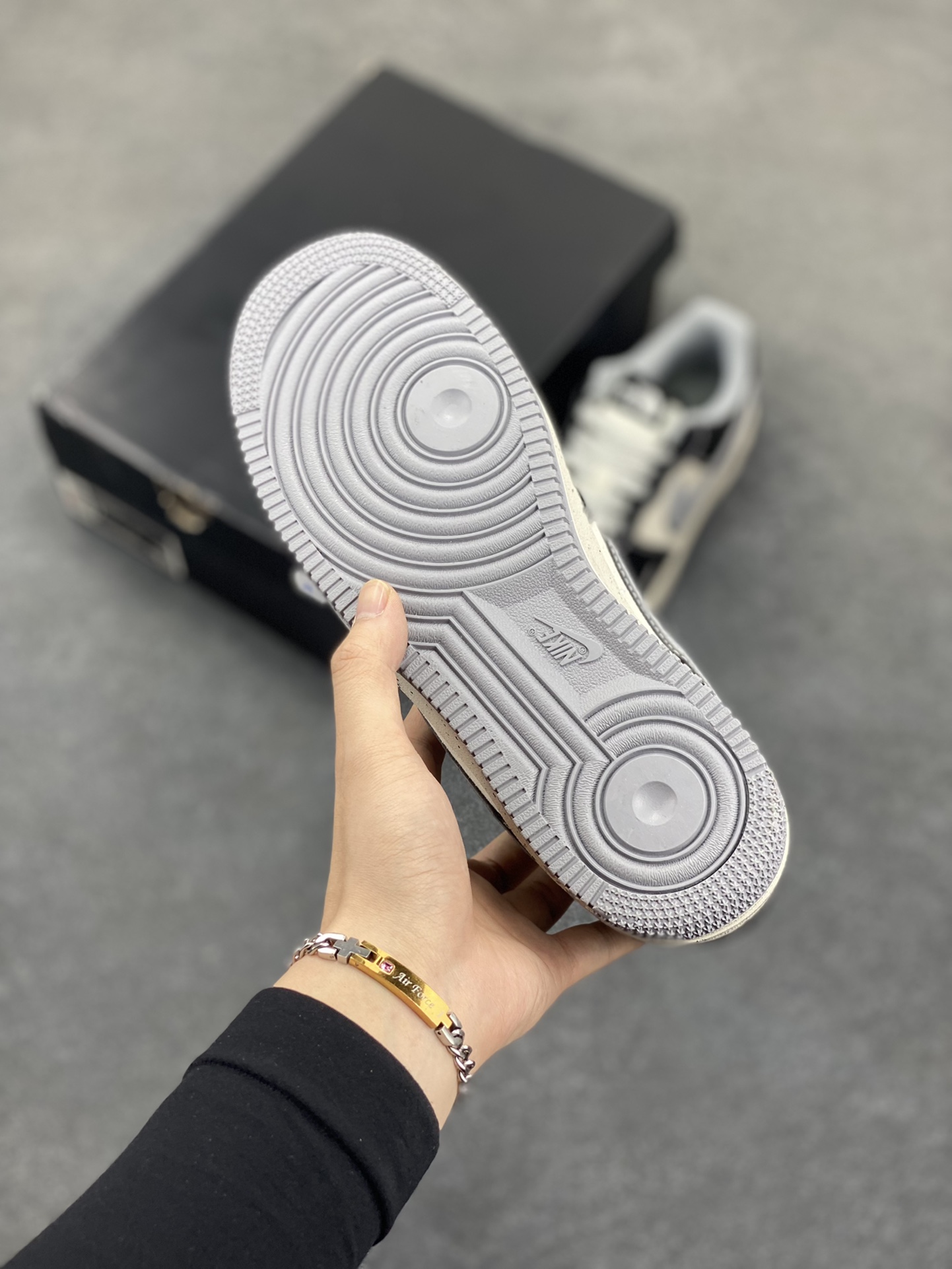 图片[5]-Nike Air Force 1 Low 空军一号低帮百搭休闲运动板鞋。柔软、弹性十足的缓震性能和出色的中底设计，横跨复古与现代的外型结合，造就出风靡全球三十多年的Force 1，直到今天还深受青睐。 货号：DM6688-020 尺码：36 36.5 37.5 38 38.5 39 40 40.5 41 42 42.5 43 44 44.5 45-选品中心