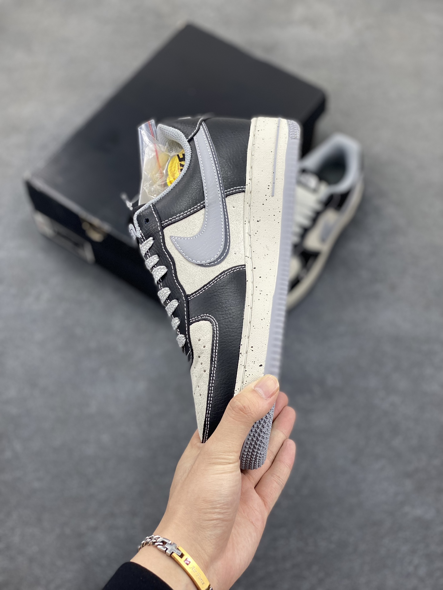 图片[3]-Nike Air Force 1 Low 空军一号低帮百搭休闲运动板鞋。柔软、弹性十足的缓震性能和出色的中底设计，横跨复古与现代的外型结合，造就出风靡全球三十多年的Force 1，直到今天还深受青睐。 货号：DM6688-020 尺码：36 36.5 37.5 38 38.5 39 40 40.5 41 42 42.5 43 44 44.5 45-选品中心
