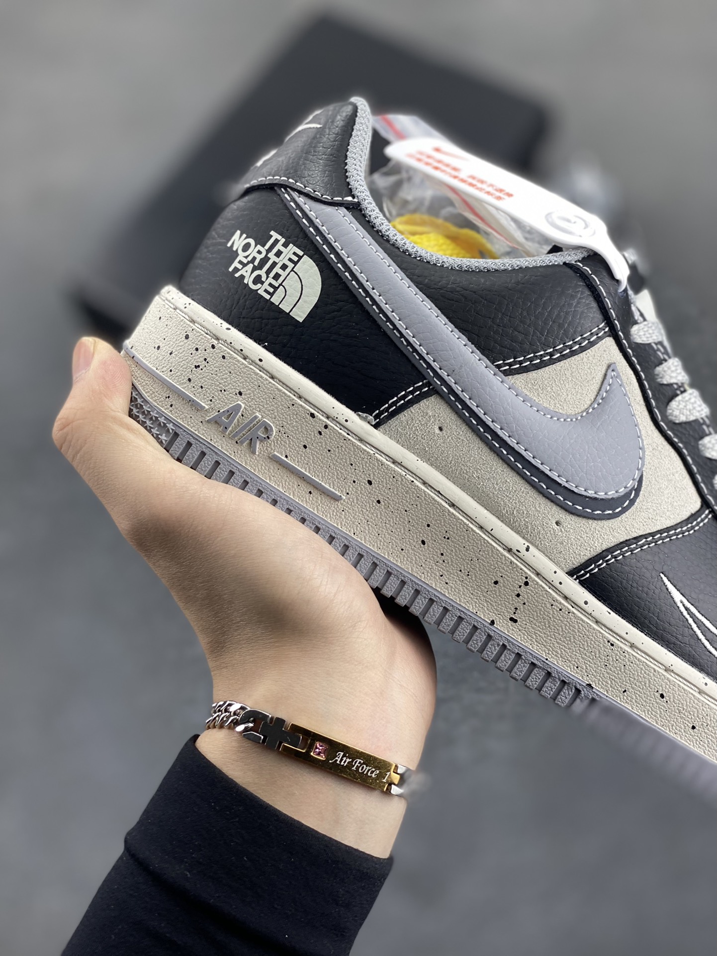 图片[6]-Nike Air Force 1 Low 空军一号低帮百搭休闲运动板鞋。柔软、弹性十足的缓震性能和出色的中底设计，横跨复古与现代的外型结合，造就出风靡全球三十多年的Force 1，直到今天还深受青睐。 货号：DM6688-020 尺码：36 36.5 37.5 38 38.5 39 40 40.5 41 42 42.5 43 44 44.5 45-选品中心