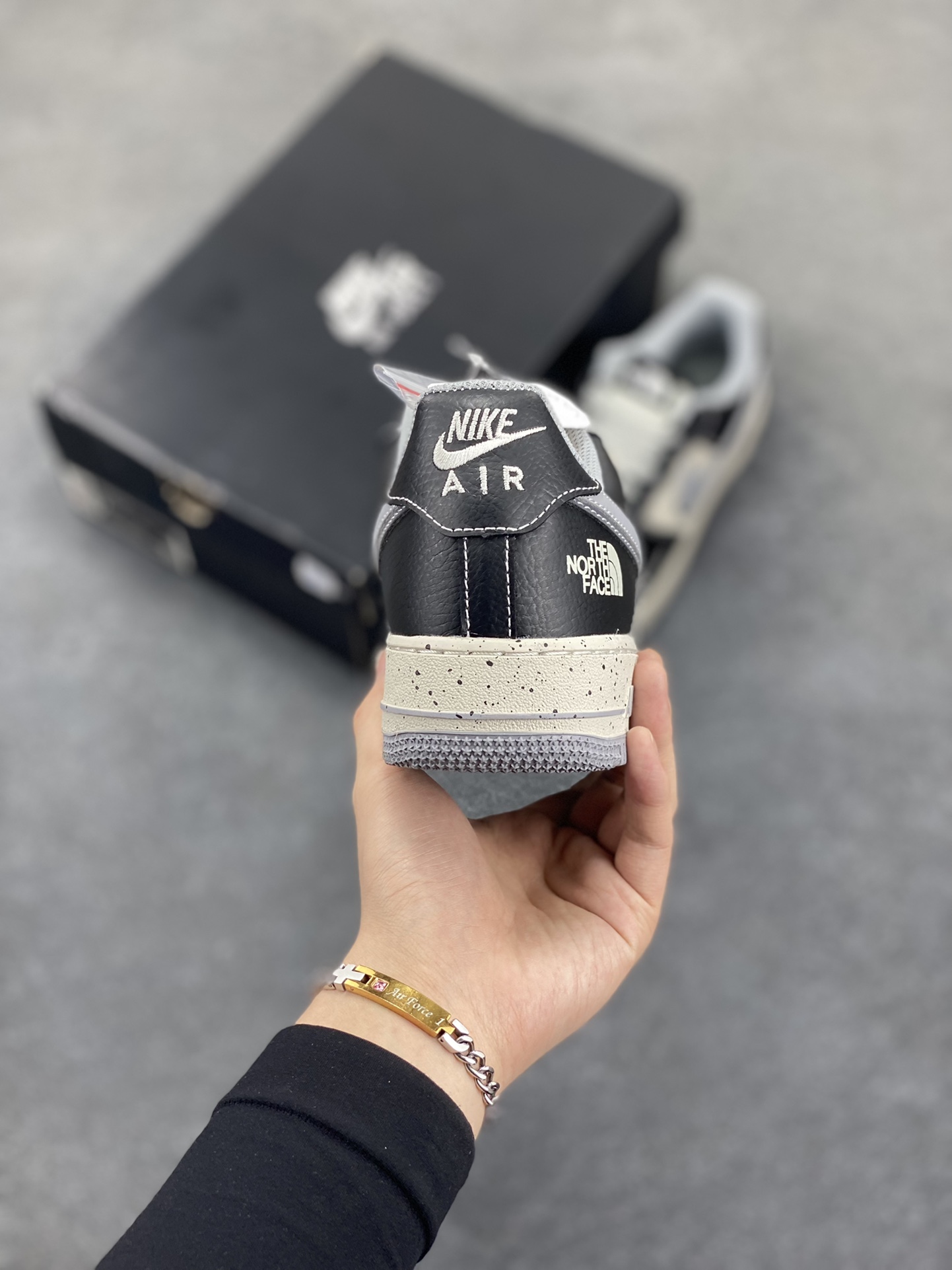 图片[4]-Nike Air Force 1 Low 空军一号低帮百搭休闲运动板鞋。柔软、弹性十足的缓震性能和出色的中底设计，横跨复古与现代的外型结合，造就出风靡全球三十多年的Force 1，直到今天还深受青睐。 货号：DM6688-020 尺码：36 36.5 37.5 38 38.5 39 40 40.5 41 42 42.5 43 44 44.5 45-选品中心