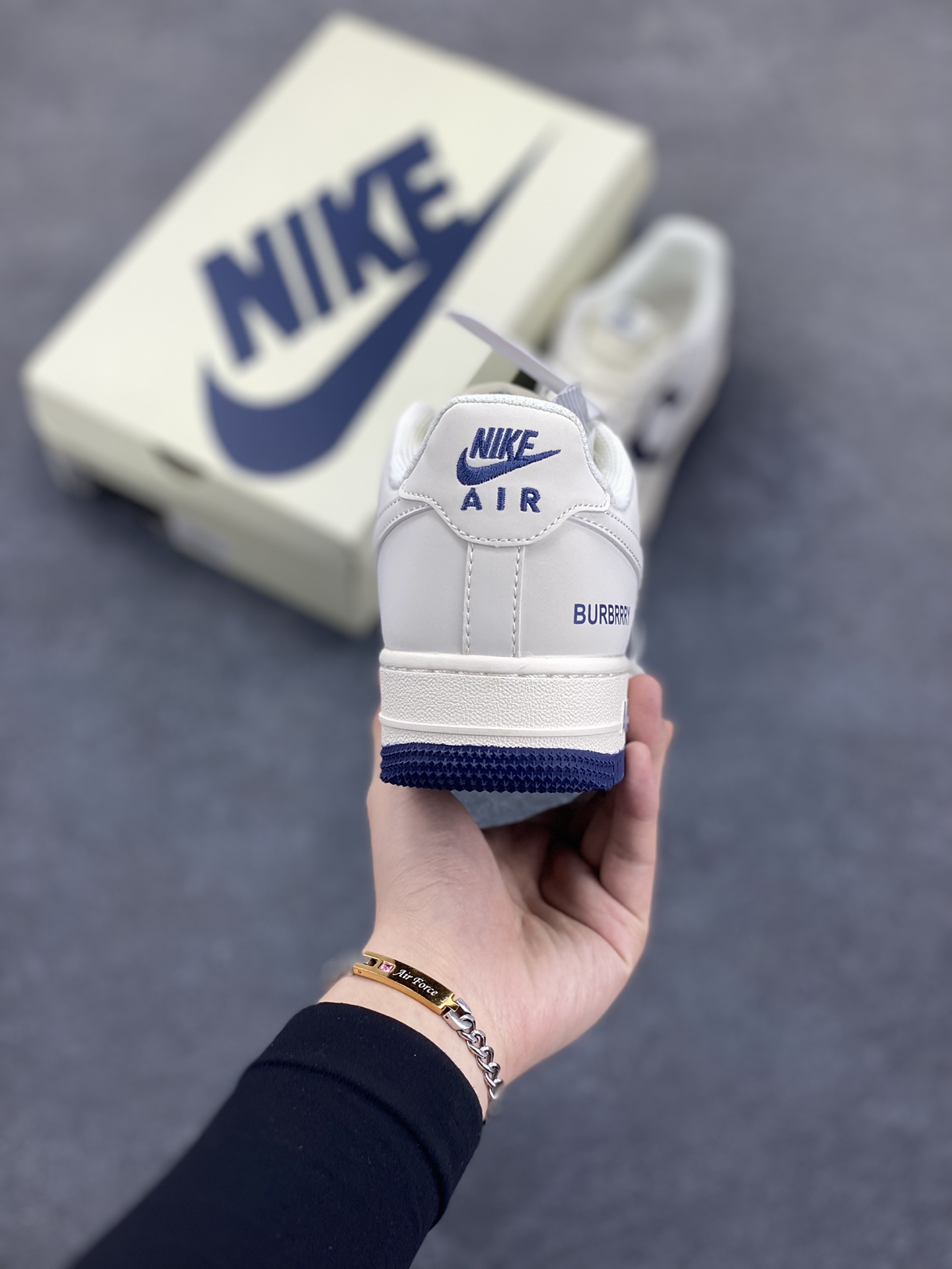 图片[4]-NIke Air Force 1 \’07 Low “巴宝莉联名–米白藏蓝拼接”空军一号 低帮 运动鞋 休闲鞋 折边针车 工艺难度大 原楦头原纸板 原装鞋盒 定制五金配件 内置全掌气垫 原厂鞋底 货号：BB8588-222 尺码：36 36.5 37.5 38 38.5 39 40 40.5 41 42 42.5 43 44 44.5 45-选品中心