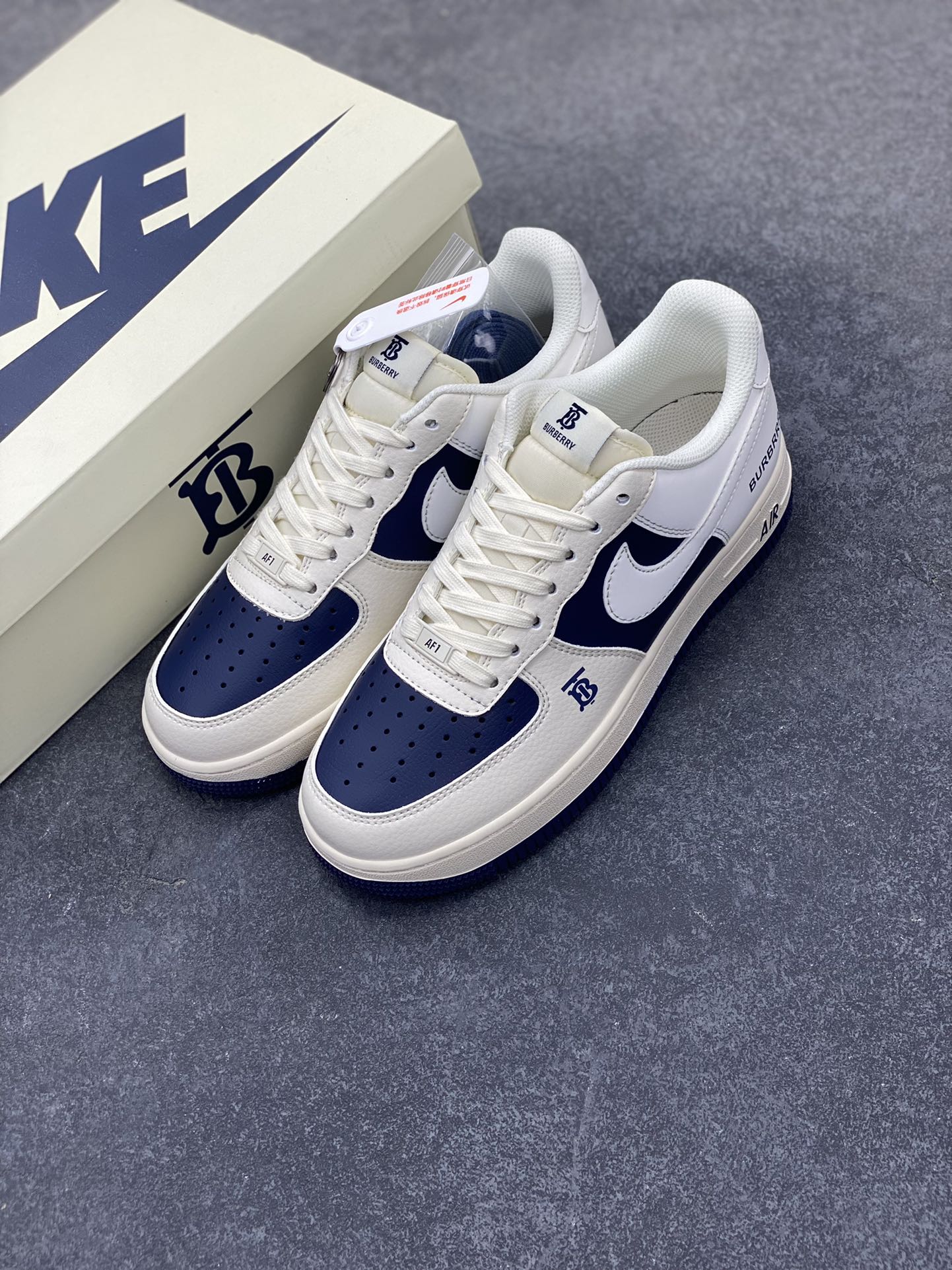 图片[8]-NIke Air Force 1 \’07 Low “巴宝莉联名–米白藏蓝拼接”空军一号 低帮 运动鞋 休闲鞋 折边针车 工艺难度大 原楦头原纸板 原装鞋盒 定制五金配件 内置全掌气垫 原厂鞋底 货号：BB8588-222 尺码：36 36.5 37.5 38 38.5 39 40 40.5 41 42 42.5 43 44 44.5 45-选品中心