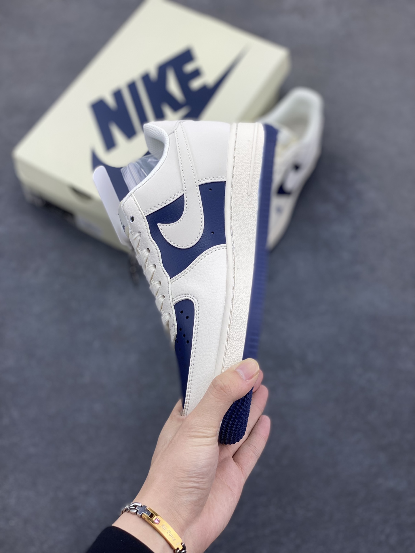 图片[3]-NIke Air Force 1 \’07 Low “巴宝莉联名–米白藏蓝拼接”空军一号 低帮 运动鞋 休闲鞋 折边针车 工艺难度大 原楦头原纸板 原装鞋盒 定制五金配件 内置全掌气垫 原厂鞋底 货号：BB8588-222 尺码：36 36.5 37.5 38 38.5 39 40 40.5 41 42 42.5 43 44 44.5 45-选品中心