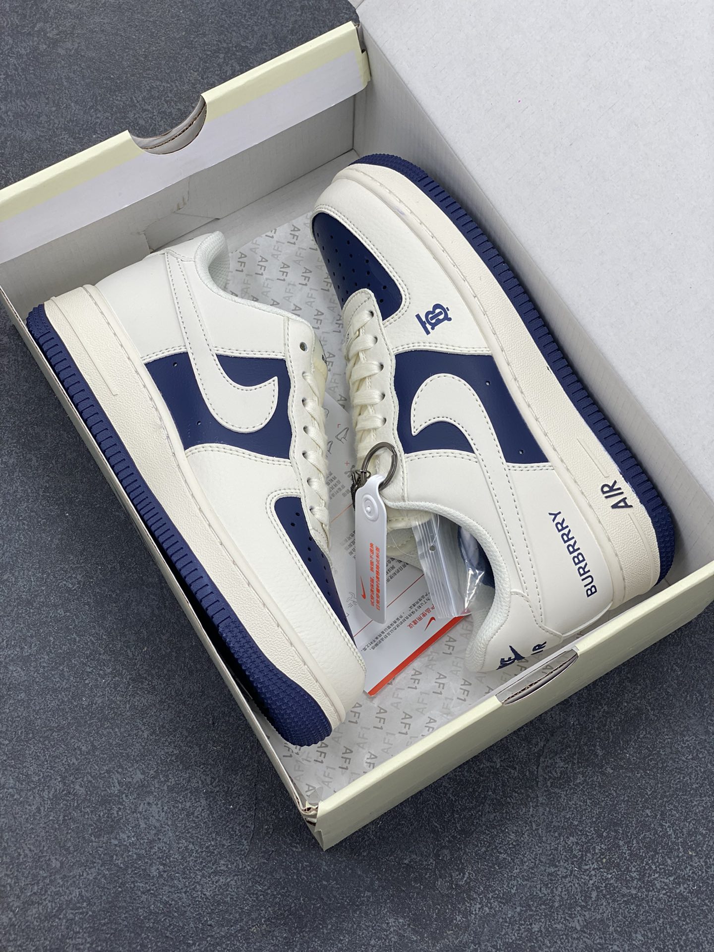 图片[9]-NIke Air Force 1 \’07 Low “巴宝莉联名–米白藏蓝拼接”空军一号 低帮 运动鞋 休闲鞋 折边针车 工艺难度大 原楦头原纸板 原装鞋盒 定制五金配件 内置全掌气垫 原厂鞋底 货号：BB8588-222 尺码：36 36.5 37.5 38 38.5 39 40 40.5 41 42 42.5 43 44 44.5 45-选品中心