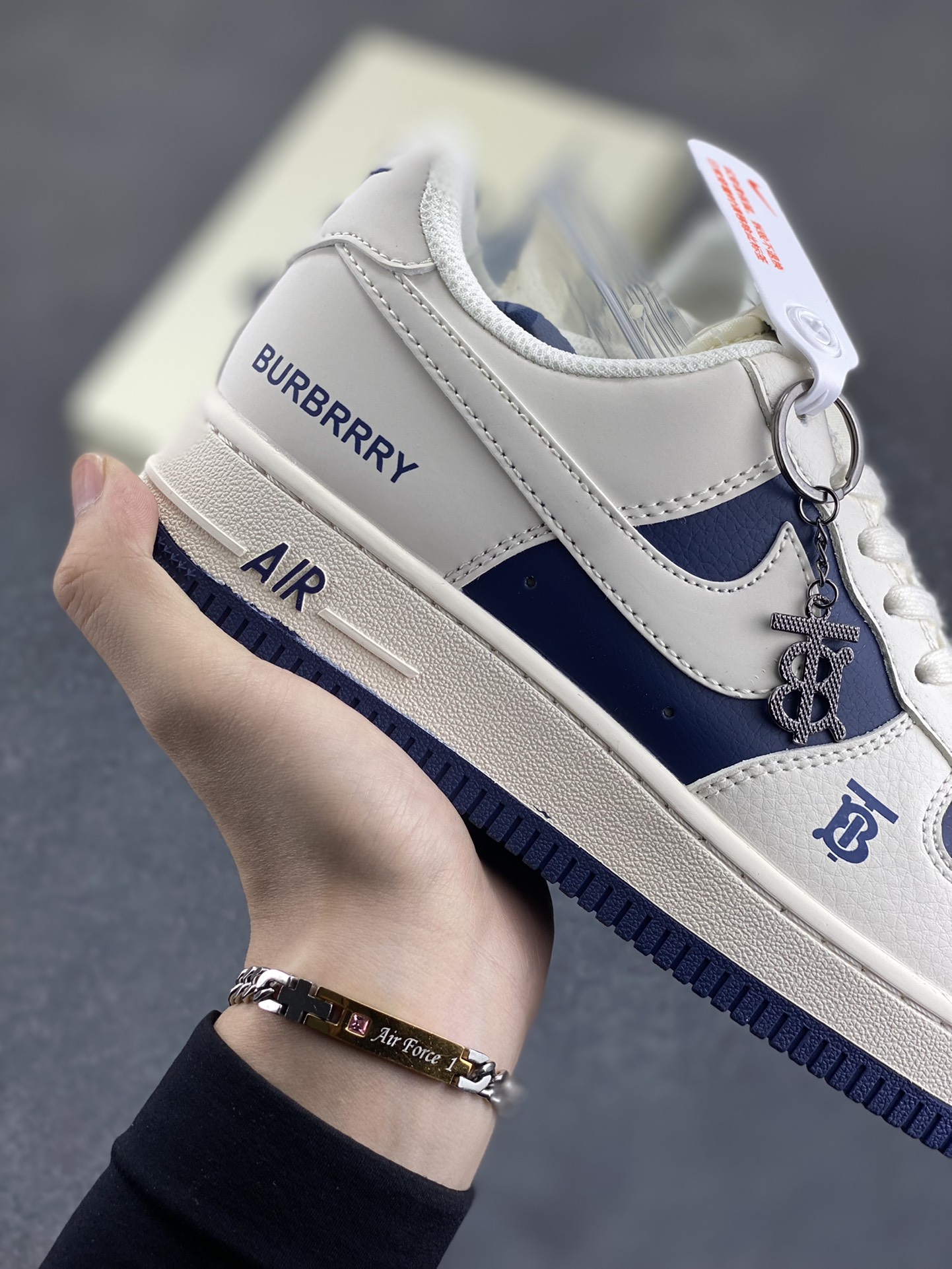 图片[6]-NIke Air Force 1 \’07 Low “巴宝莉联名–米白藏蓝拼接”空军一号 低帮 运动鞋 休闲鞋 折边针车 工艺难度大 原楦头原纸板 原装鞋盒 定制五金配件 内置全掌气垫 原厂鞋底 货号：BB8588-222 尺码：36 36.5 37.5 38 38.5 39 40 40.5 41 42 42.5 43 44 44.5 45-选品中心