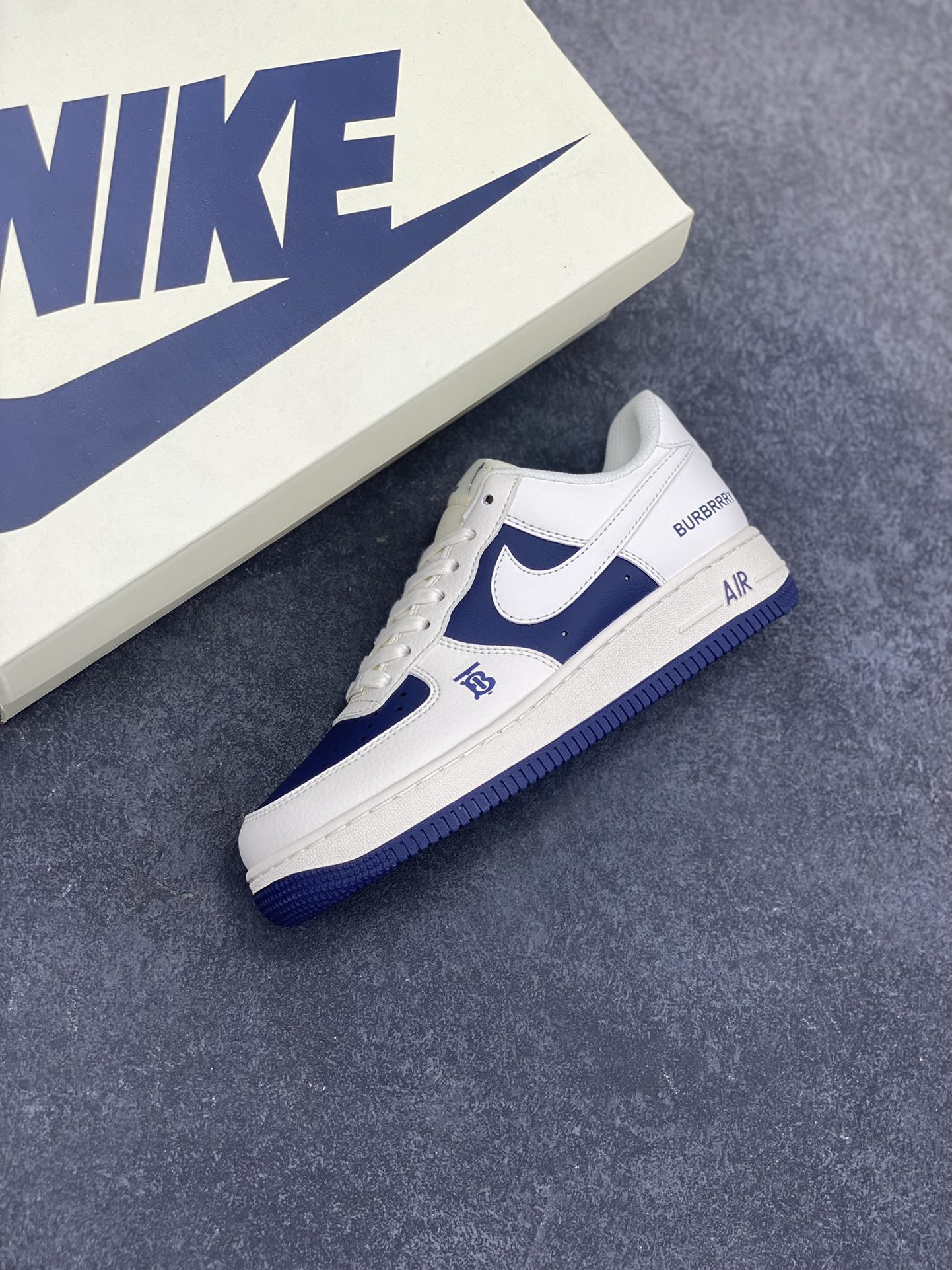 图片[7]-NIke Air Force 1 \’07 Low “巴宝莉联名–米白藏蓝拼接”空军一号 低帮 运动鞋 休闲鞋 折边针车 工艺难度大 原楦头原纸板 原装鞋盒 定制五金配件 内置全掌气垫 原厂鞋底 货号：BB8588-222 尺码：36 36.5 37.5 38 38.5 39 40 40.5 41 42 42.5 43 44 44.5 45-选品中心