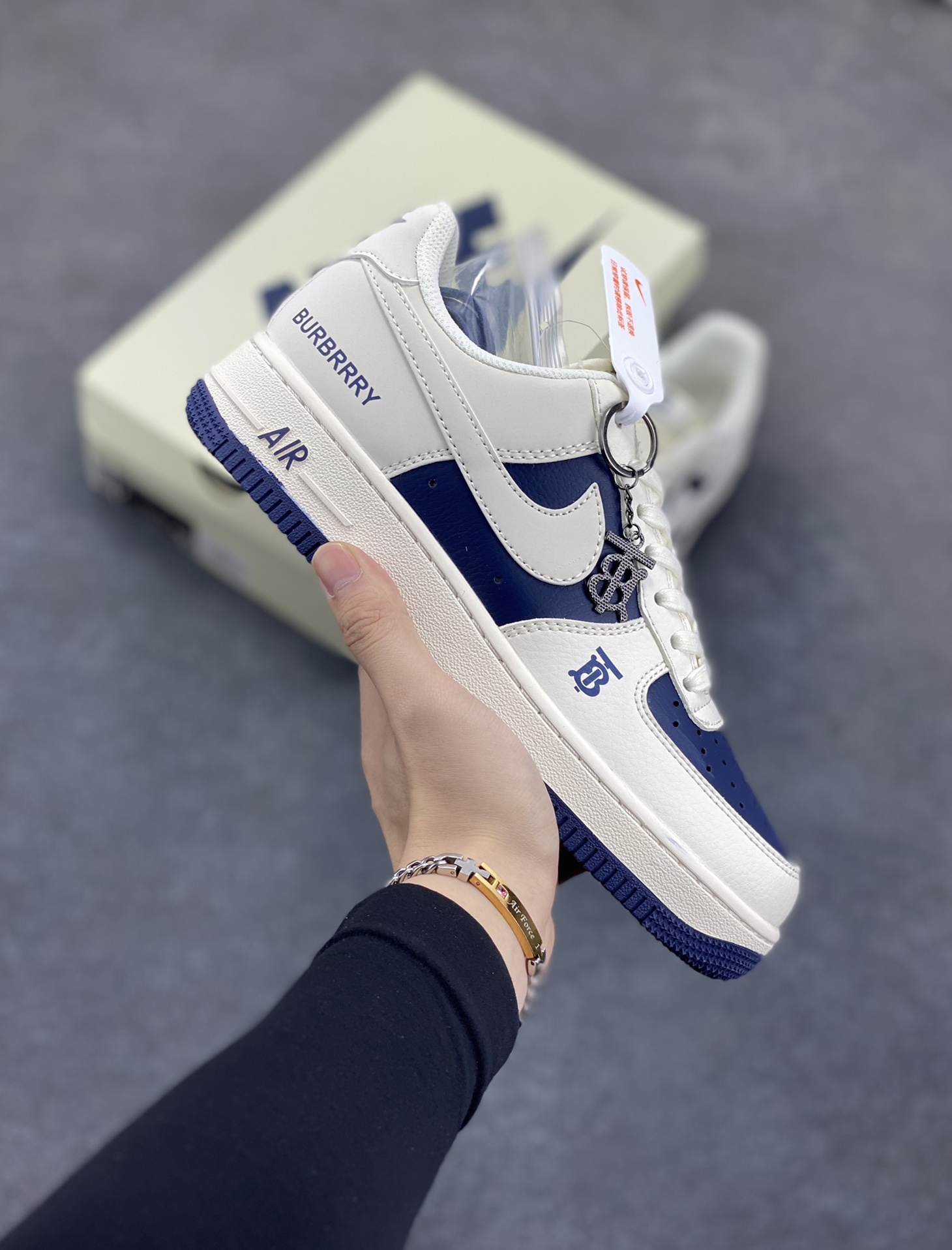 NIke Air Force 1 \’07 Low “巴宝莉联名–米白藏蓝拼接”空军一号 低帮 运动鞋 休闲鞋 折边针车 工艺难度大 原楦头原纸板 原装鞋盒 定制五金配件 内置全掌气垫 原厂鞋底 货号:BB8588-222 尺码:36 36.5 37.5 38 38.5 39 40 40.5 41 42 42.5 43 44 44.5 45-选品中心