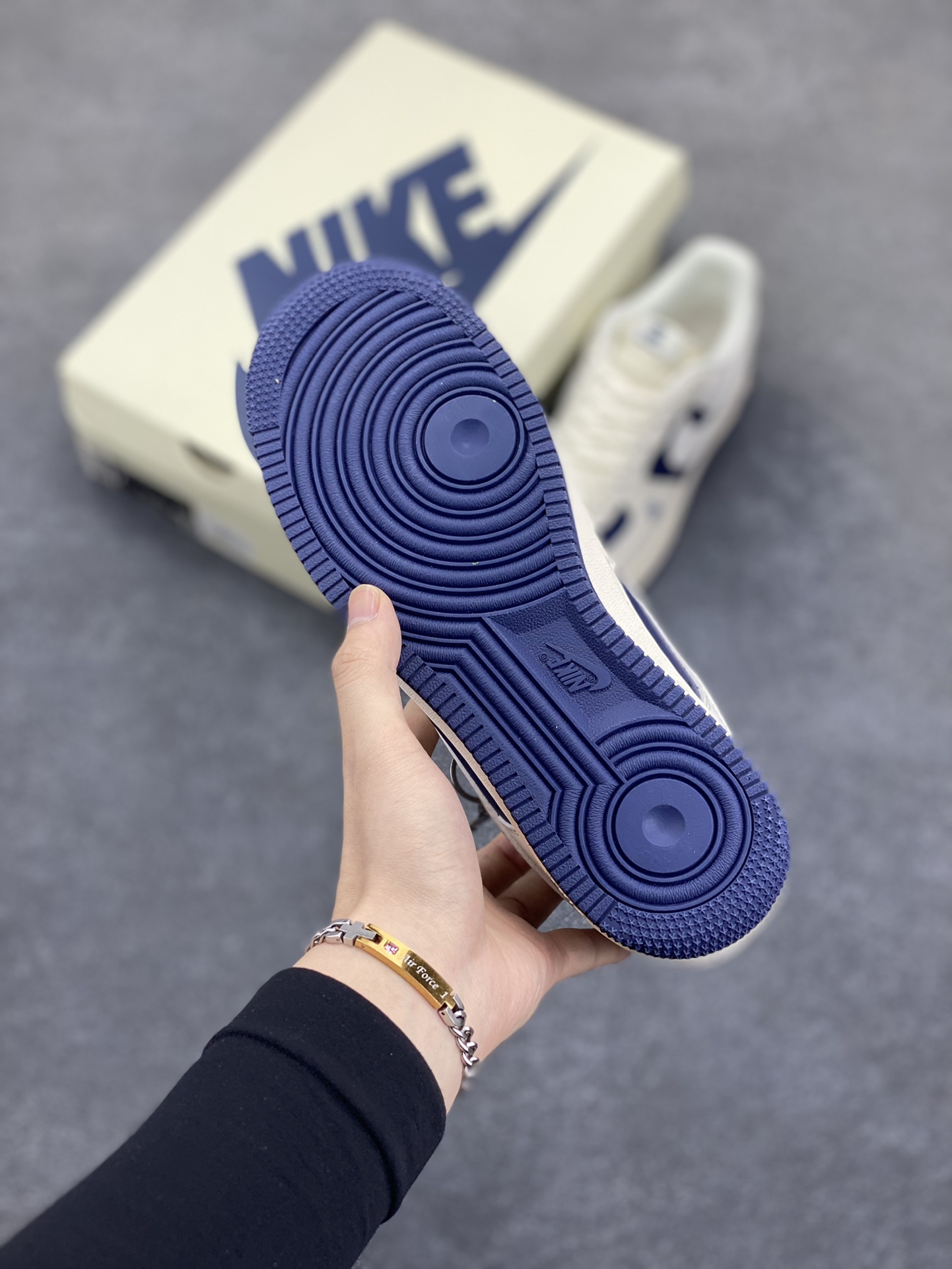 图片[5]-NIke Air Force 1 \’07 Low “巴宝莉联名–米白藏蓝拼接”空军一号 低帮 运动鞋 休闲鞋 折边针车 工艺难度大 原楦头原纸板 原装鞋盒 定制五金配件 内置全掌气垫 原厂鞋底 货号：BB8588-222 尺码：36 36.5 37.5 38 38.5 39 40 40.5 41 42 42.5 43 44 44.5 45-选品中心