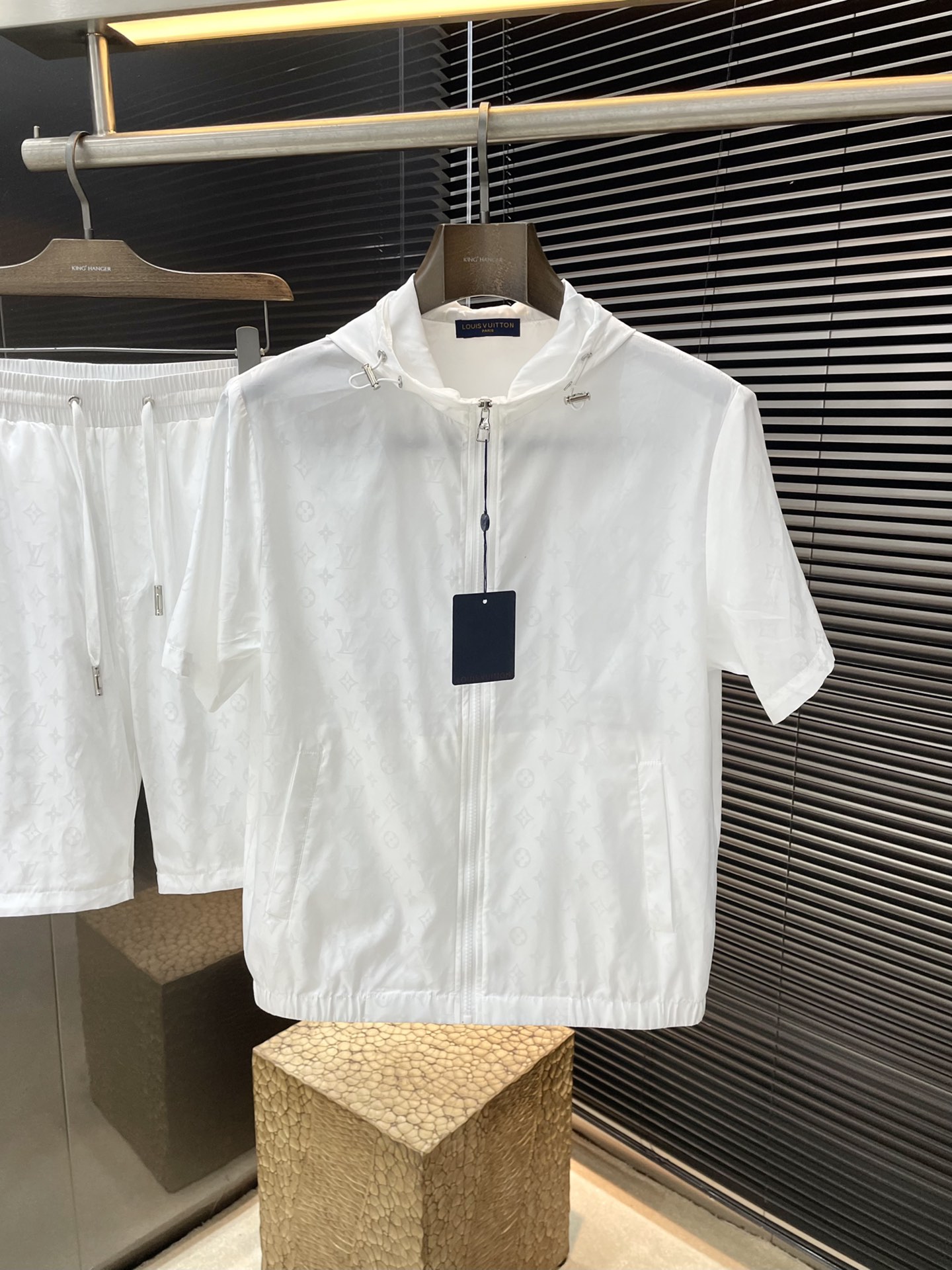 NO:416952,A set of P LOUIS VUITTON is a big recommendation!  New products for spring and summer 2025, full of style, very good-looking, and is definitely a powerful tool to attract resurgence!  Fashionable and trendy suit. It uses imported polyester fiber fabric, with good comfort and exquisite turning!  A casual and handsome European and American tone!  Smooth and neat, with a crisp and stylish upper body, fashionable and handsome, and a full-size handsome image!  Size M-3XL, louis vuitton,louis vuitton,alexander wang19860909一套不拆卖P  LOUIS VUITTON（路易威登）重磅推荐！2025春夏新品 十足腔调 上身非常的赞 超有型 绝对是吸引回头率的利器！时尚潮流套装.采用进口聚脂纤维面料,舒适度好,车工精湛！随性帅气的欧美调调！流畅利落 上身挺括有型,时尚又帅气,十足的型男形象！尺码 M-3XL,,louis vuitton,louis vuitton,alexander wang,Men's clothing