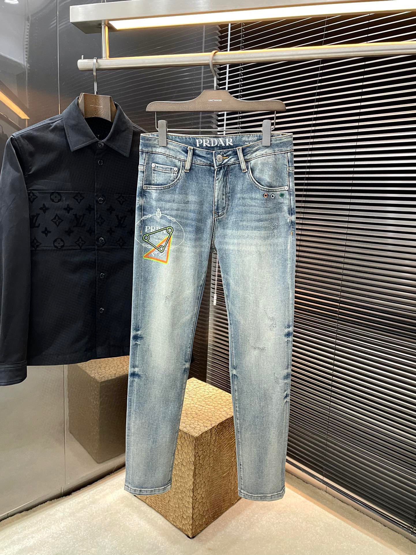 NO:416959,P PRADA- (Prada) 2025 spring and summer new style jeans imported from Italian haute couture denim fabrics Fashion and casual Regular style Micro-stretch fabrics The fabric is comfortable and soft, breaking through the feel of conventional denim fabrics, not stuffy, and excellent comfort. It is free and versatile. It is washed for a long time and does not deform. The upper body effect is excellent. The elegant and elegant tailoring, the design is constantly innovating, but it always maintains a noble and elegant style and taste. The charm of fashion. The small straight line of the style is fashionable. The counter number is 29-38 (37),,prada,prada,jeans,alexander wang19860909P  PRADA-（普拉达）2025春夏季新款牛仔裤 进口意大利高定牛仔面料 时尚休闲 常规版型 微弹力面料 面料舒适柔软,突破常规牛仔的面料手感,不闷热,舒适感极佳.随意百搭 久洗不变形 上身效果极佳.大方优雅的剪裁,设计不断创新却始终保持着高贵优雅的风格和品位 演绎时尚魅惑 版型小直筒 时尚佳品 专柜码数 29-38（37）,,prada,prada,jeans,alexander wang,Men's clothing