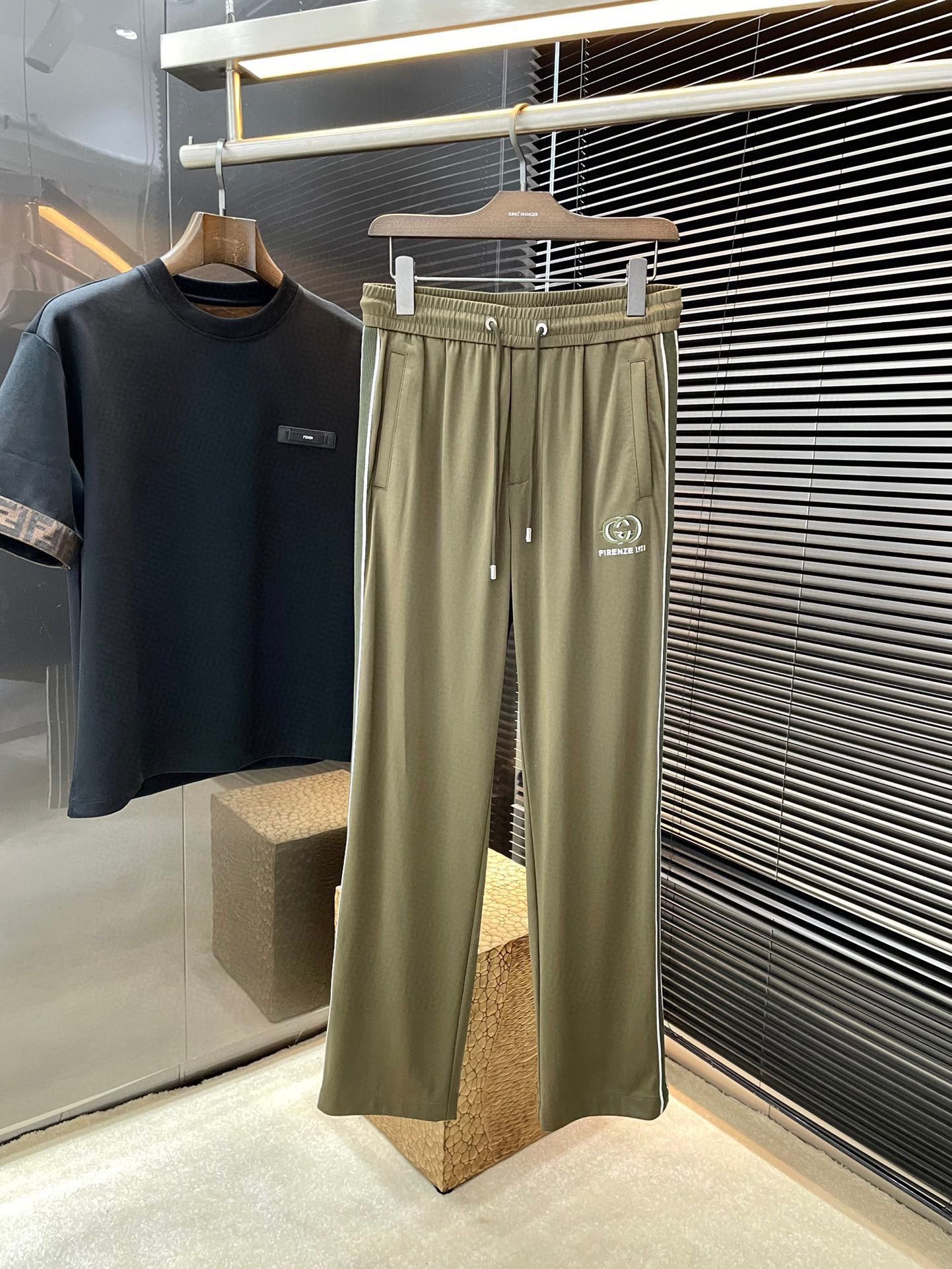 NO:416966,P Gucci (Gucci) 2025 spring new style, the latest casual pants. The original pants are casual and versatile, casual and lazy, customized original polyester fiber fabric, full of comfort. High-end and atmospheric, does the taste of spring have? The first choice. Number of 30-38 (37) purchasing level...,,gucci,gucci,alexander wang19860909P  Gucci（古驰）2025春季新款,最新休闲裤.原版裤型上身休闲百搭、随性慵懒范,定制原版聚脂纤维面料,舒适感爆棚.高端大气,春天的味道有没有,首选 .码数 30-38（37）代购级别……,,gucci,gucci,alexander wang,Men's clothing
