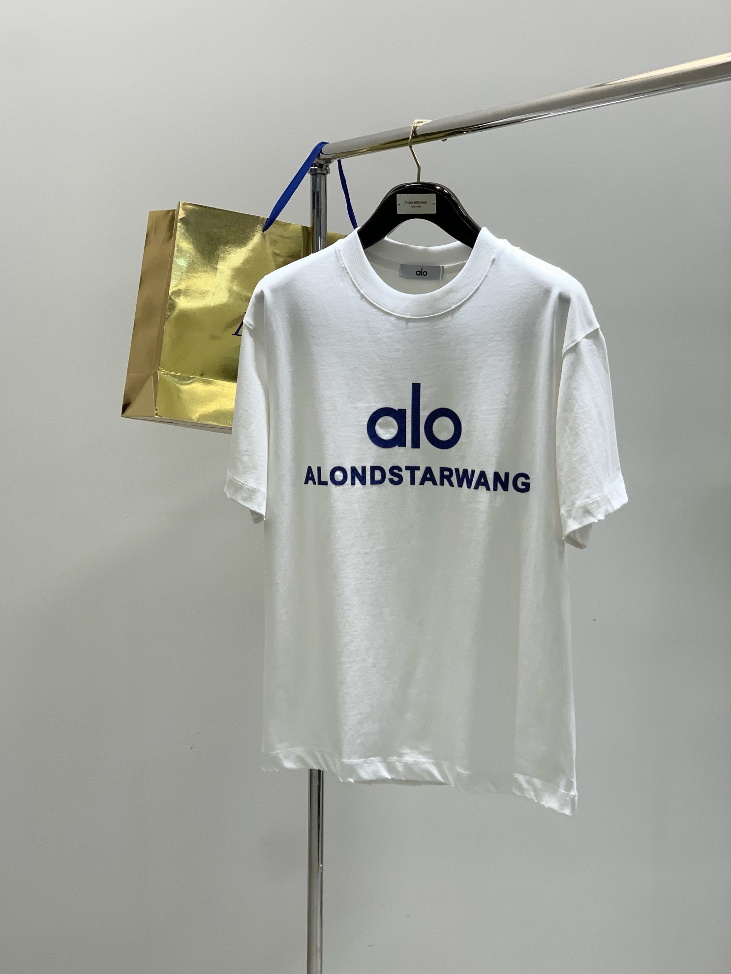 NO:410642,,alo Alo, the latest model in 2025 summer, available at the counter at the same time, original single ruthless product, fashionable and casual round neck short-sleeved T-shirt, very distinctive on the upper body!  Eye-catching and highlighted, imported original fabric, top-level printing craft letter pattern decorative logo, simple but not lacking in fashion, classic and atmospheric, comfortable and breathable, handsome and stylish on the upper body, 3 colors recommended, S-3Xl, T-shirt,tees, t-shirt,alexander wang19860909,alo 阿洛,2025夏季最新款,专柜同步有售,原单狠货,时尚休闲圆领短袖T恤,上身很有特点！吸睛而有亮点,进口原版面料,顶级印花工艺字母图案装饰Logo,简单而不失时尚,经典大气,舒适透气,上身帅气有型,3色推荐,码数S-3Xl,,T-shirt,tees，t-shirt,alexander wang,Men's clothing