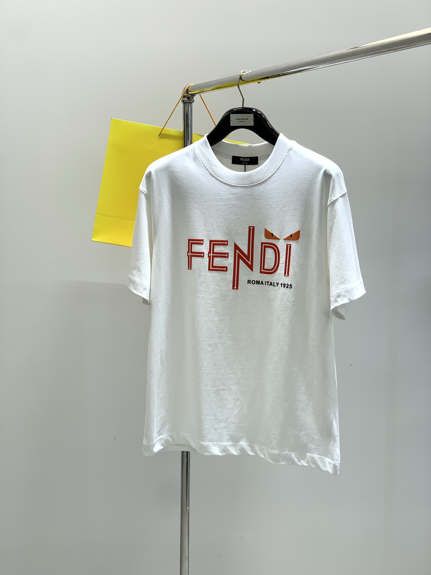 NO:410587,,FENDI Fendi, the latest summer products, special counters are available at the same time, original singles, casual and fashionable round neck short-sleeved T-shirt, imported original fabric, top-grade printing craft letter pattern logo, unique design, comfortable and breathable upper body, extremely high grade, handsome upper body, 2 colors recommendation, S-3XL,,fendi,fendi,T-shirt,tees,t-shirt,alexander wang19860909,FENDI 芬迪,夏季最新品,专柜同步有售,原单狠货,休闲时尚圆领短袖T恤,进口原版面料,顶级印花工艺字母图案logo,独特设计,上身舒适透气,档次极高,上身帅气十足,2色推荐,码数S-3XL,,fendi,fendi,T-shirt,tees，t-shirt,alexander wang,Men's clothing