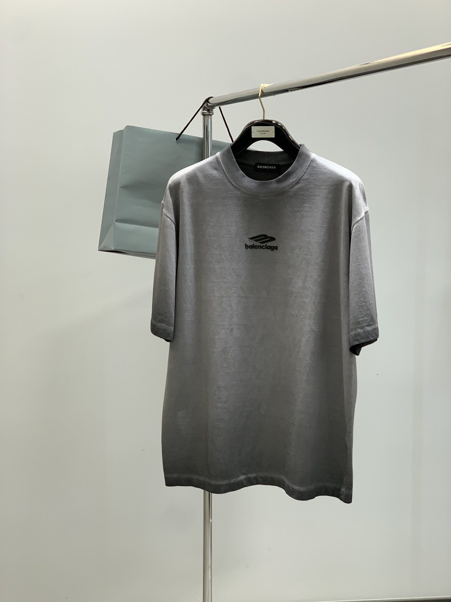 NO:410610,Clothes, shorts P, Balenciaga, the latest summer style, the counter is available at the same time, original singles, hot fashion casual round neck short-sleeved T-shirt suit, imported original fabric, unique design, top-level printing craft letter pattern decoration logo, simple and fashionable, handsome upper body, complete three standards, S-2XL,,balenciaga,balenciaga, shorts,T-shirt,tees,t-shirt,alexander wang19860909衣服,短裤P,Balenciaga 巴黎世家,夏季最新款,专柜同步有售,原单狠货,爆款时尚休闲圆领短袖T恤套装,进口原版面料,独特设计,顶级印花工艺字母图案装饰logo,简约时尚 ,上身帅气,三标齐全,码数S-2XL,,balenciaga,balenciaga,shorts,T-shirt,tees，t-shirt,alexander wang,Men's clothing