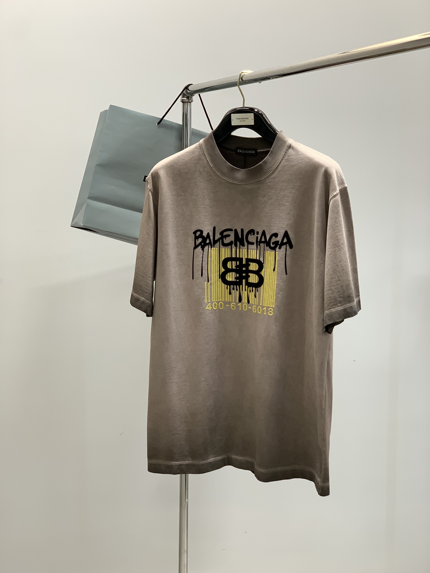 NO:424788,Clothes, shorts, Balenciaga, the latest summer style, the counter is available at the same time, original singles, hot fashion casual round neck short-sleeved T-shirt suit, imported original fabric, unique design, top-level printing craft letter pattern decoration logo, simple and fashionable, handsome upper body, complete three standards, S-2XL,,balenciaga,balenciaga, shorts,T-shirt,tees,t-shirt,alexander wang19860909衣服,短裤,Balenciaga 巴黎世家,夏季最新款,专柜同步有售,原单狠货,爆款时尚休闲圆领短袖T恤套装,进口原版面料,独特设计,顶级印花工艺字母图案装饰logo,简约时尚 ,上身帅气,三标齐全,码数S-2XL,,balenciaga,balenciaga,shorts,T-shirt,tees，t-shirt,alexander wang,Men's clothing