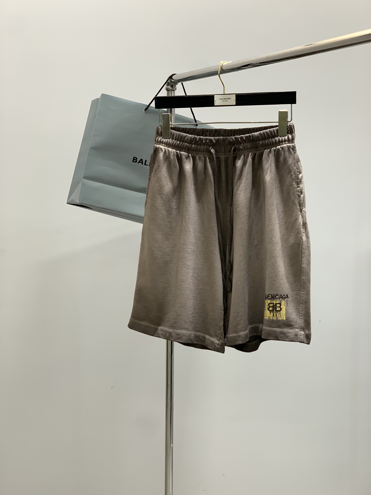 NO:410596,Clothes, shorts P, Balenciaga, the latest summer style, the counter is available at the same time, original singles, hot fashion casual round neck short-sleeved T-shirt suit, imported original fabric, unique design, top-level printing craft letter pattern decoration logo, simple and fashionable, handsome upper body, complete three standards, S-2XL,,balenciaga,balenciaga, shorts,T-shirt,tees,t-shirt,alexander wang19860909衣服,短裤P,Balenciaga 巴黎世家,夏季最新款,专柜同步有售,原单狠货,爆款时尚休闲圆领短袖T恤套装,进口原版面料,独特设计,顶级印花工艺字母图案装饰logo,简约时尚 ,上身帅气,三标齐全,码数S-2XL,,balenciaga,balenciaga,shorts,T-shirt,tees，t-shirt,alexander wang,Men's clothing