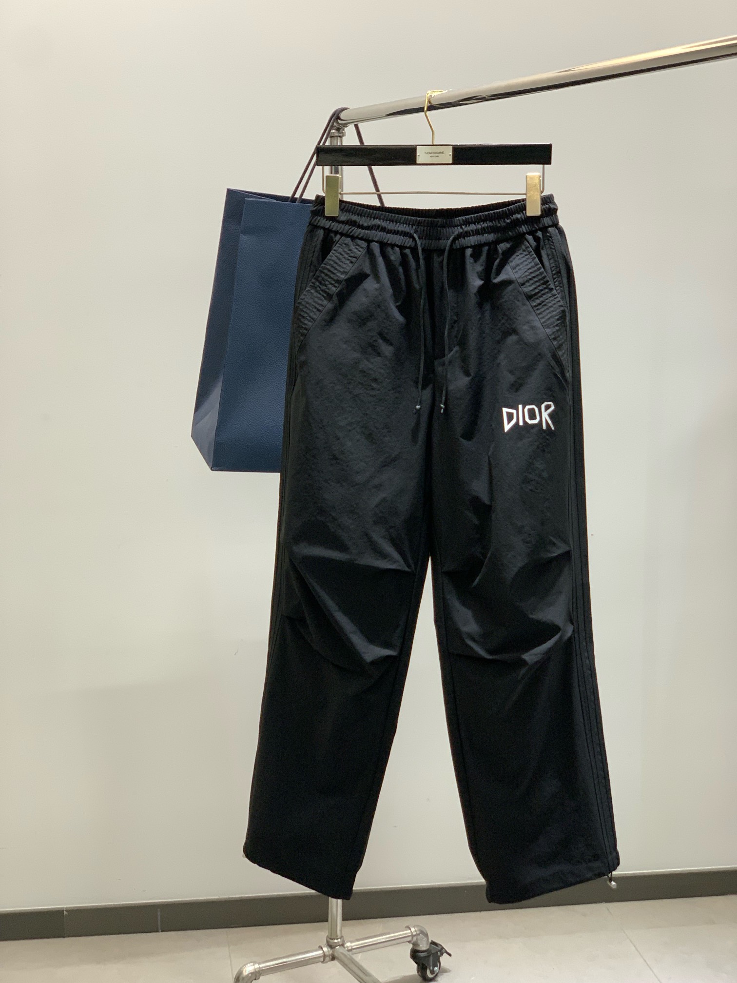 NO:410638,,Dior Dior, 2025 spring new product, available at the same time for counters, simple and fashionable casual pants, original imported fabric, comfortable and breathable, top-level printing craft letter pattern decoration logo, original hardware and auxiliary materials decoration, extremely high grade, unique design, fashionable and handsome on the upper body!  2 colors recommended, code number M-3XL, dior, dior, alexander wang19860909,Dior 迪奥, 2025春季新品,专柜同步有售,简约时尚休闲裤,原版进口面料,舒适透气,顶级印花工艺字母图案装饰logo,原版五金辅料装饰,档次极高,独特设计,上身时尚帅气！2色推荐,码数M-3XL,,dior,dior,alexander wang,Men's clothing