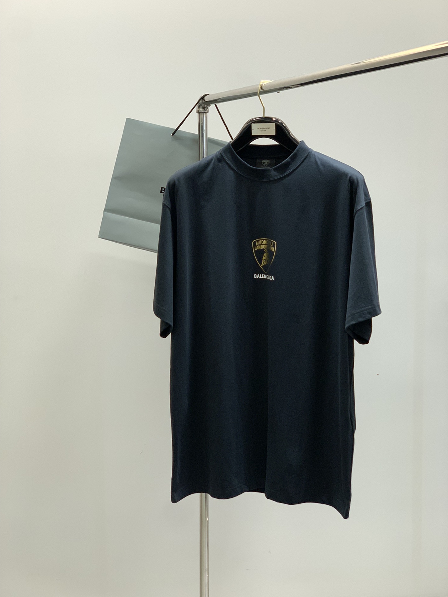 NO:413974,,Balenciaga Balenciaga, the latest summer model in 2025, special counters are available at the same time, original singles, popular fashion casual round neck short-sleeved T-shirt, imported original fabric, unique design, top-grade printing craft letter pattern decoration logo, simple and fashionable, handsome upper body, complete three standards, size XS-L size Clothes length Bust shoulder width sleeve length XS 74 116 55.524 S 76 120 5725 M 78 124 58.526 L 80 128 6027,,balenciaga,balenciaga,T-shirt,tees,t-shirt,alexander wang19860909,Balenciaga 巴黎世家,2025夏季最新款,专柜同步有售,原单狠货,爆款时尚休闲圆领短袖T恤,进口原版面料,独特设计,顶级印花工艺字母图案装饰logo,简约时尚 ,上身帅气,三标齐全,码数XS-L size 衣长 胸围 肩宽袖长 XS 74 116 55.524 S 76 120 5725 M 78 124 58.526 L 80 128 6027,,balenciaga,balenciaga,T-shirt,tees，t-shirt,alexander wang,Men's clothing