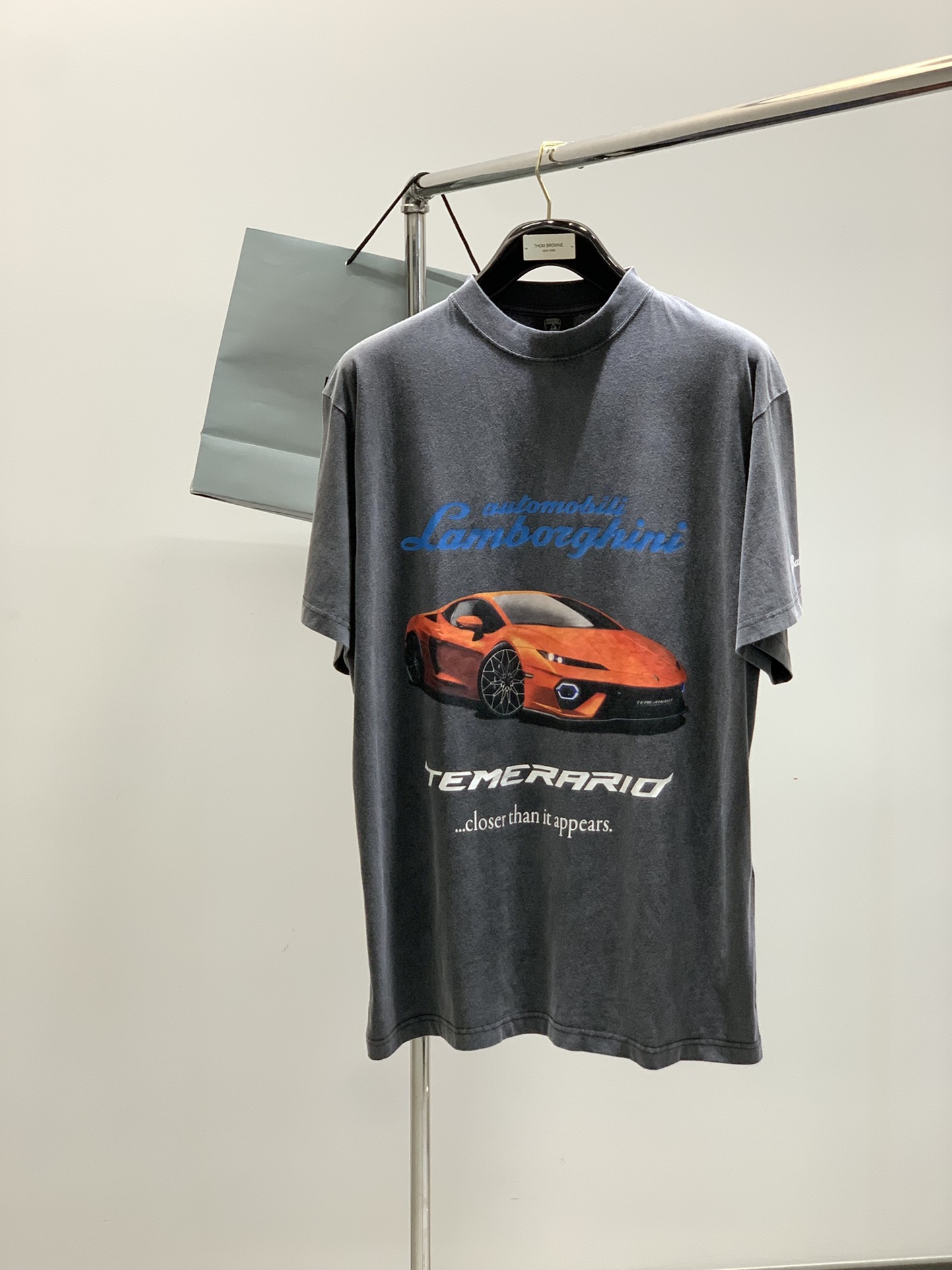 NO:413939,,Balenciaga Balenciaga, the latest summer model in 2025, special counters are available at the same time, original singles, hot fashion casual round neck short-sleeved T-shirt, imported original fabric, unique design, top-level printing craft letter pattern decoration logo, simple and fashionable, handsome upper body, complete three standards, code number XS-L,,balenciaga,balenciaga,T-shirt,tees,t-shirt,alexander wang19860909,Balenciaga 巴黎世家,2025夏季最新款,专柜同步有售,原单狠货,爆款时尚休闲圆领短袖T恤,进口原版面料,独特设计,顶级印花工艺字母图案装饰logo,简约时尚 ,上身帅气,三标齐全,码数XS-L,,balenciaga,balenciaga,T-shirt,tees，t-shirt,alexander wang,Men's clothing