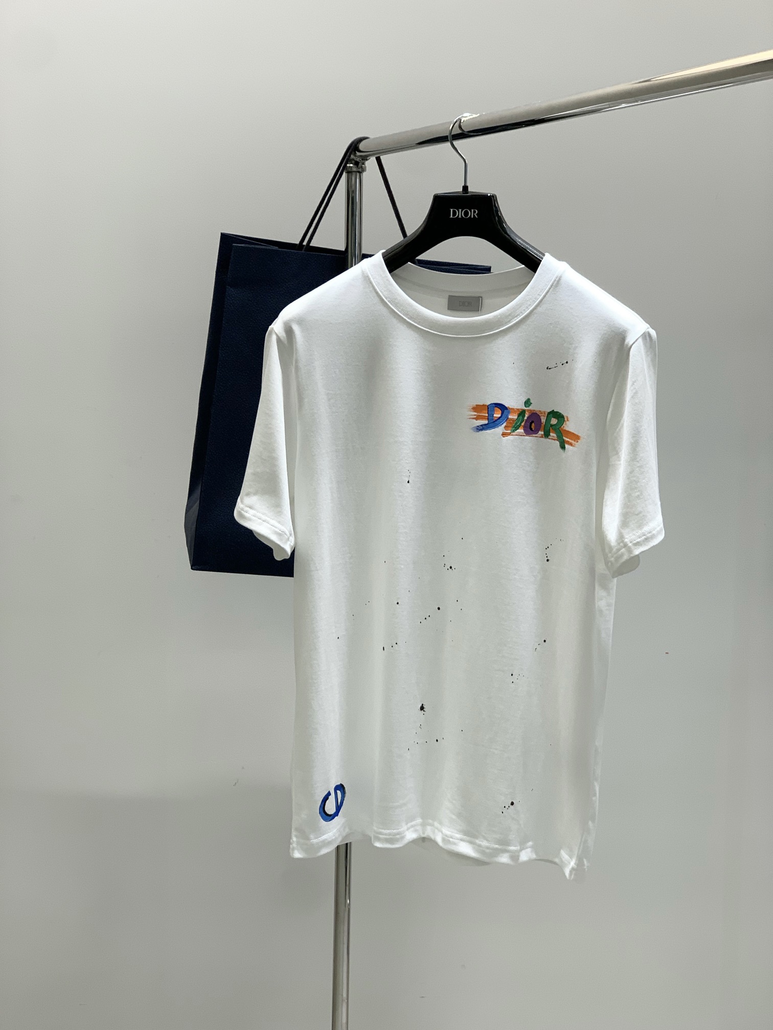 NO:410614,,Dior Dior, new summer products, available at the same time for counters, simple and fashionable casual round neck short-sleeved T-shirt, original imported fabric, comfortable and breathable, top-grade printing craft letter pattern logo, extremely high-end, unique design, fashionable and handsome on the upper body!  2 colors recommended, code number S-2XL, dior, dior, T-shirt, tees, t-shirt, alexander wang19860909,Dior 迪奥, 夏季新品,专柜同步有售,简约时尚休闲圆领短袖T恤,原版进口面料,舒适透气,顶级印花工艺字母图案logo,档次极高,独特设计,上身时尚帅气！2色推荐,码数S-2XL,,dior,dior,T-shirt,tees，t-shirt,alexander wang,Men's clothing