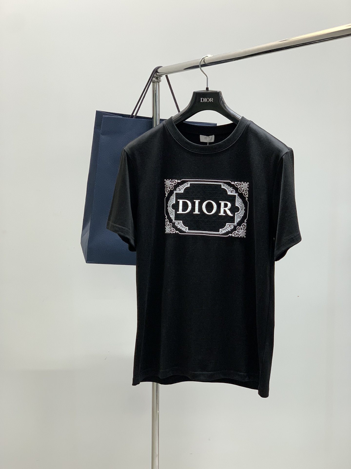 NO:410603,,Dior Dior, new summer products, available at the same time for counters, simple and fashionable casual round neck short-sleeved T-shirt, original imported fabric, comfortable and breathable, top-grade embroidery craft letter pattern logo, extremely high-end, unique design, fashionable and handsome on the upper body!  2 colors recommended, code number S-2XL, dior, dior, T-shirt, tees, t-shirt, alexander wang19860909,Dior 迪奥, 夏季新品,专柜同步有售,简约时尚休闲圆领短袖T恤,原版进口面料,舒适透气,顶级刺绣工艺字母图案logo,档次极高,独特设计,上身时尚帅气！2色推荐,码数S-2XL,,dior,dior,T-shirt,tees，t-shirt,alexander wang,Men's clothing