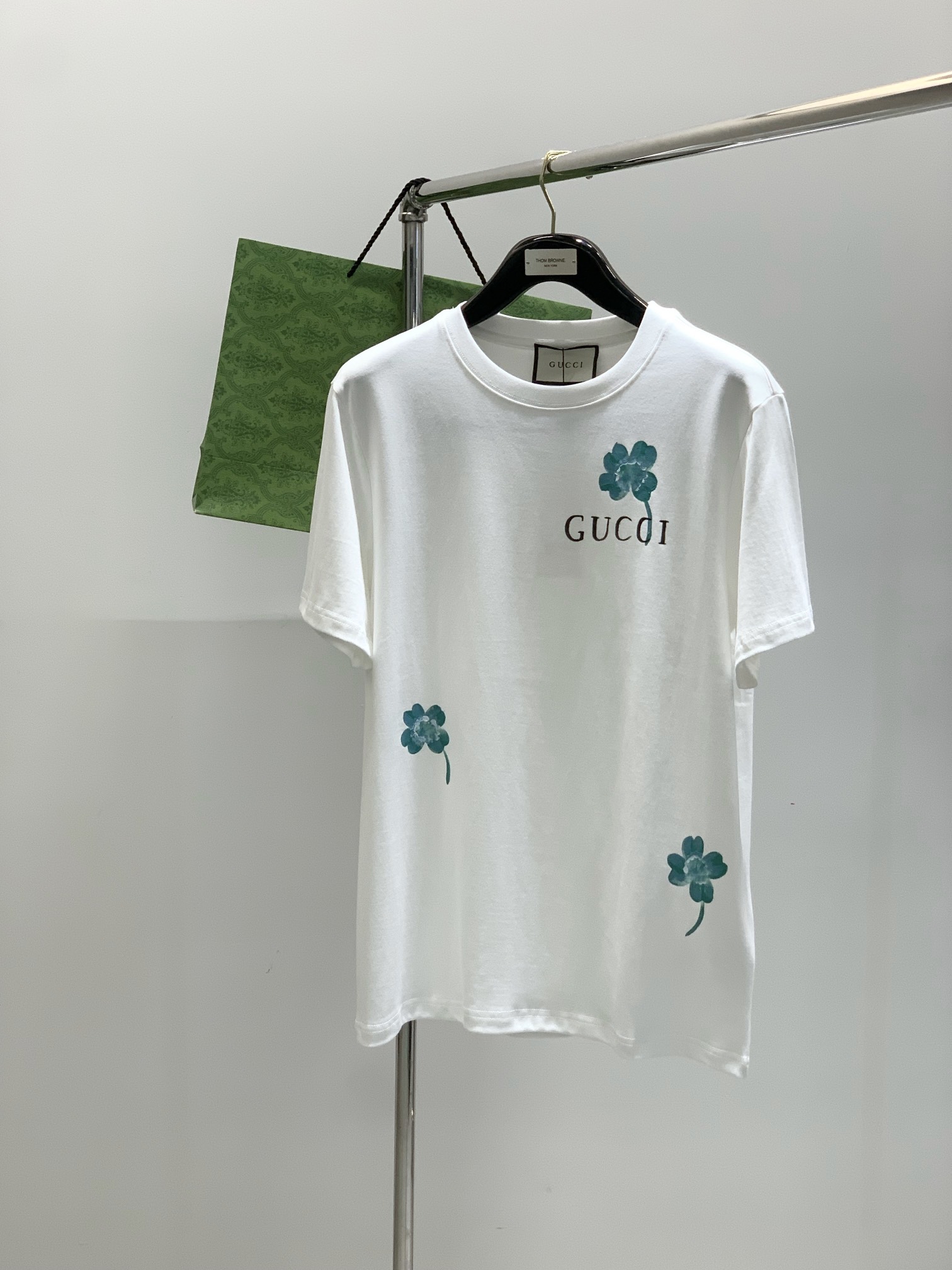 NO:410579,,Gucci, the latest summer model, available at the counter at the same time, original single product, fashionable and casual round neck short-sleeved T-shirt, very distinctive on the upper body!  Eye-catching and highlighted, imported original fabric, top-level printing craft letter pattern decorative logo, simple but not lacking in fashion, classic and atmospheric, comfortable and breathable, handsome and stylish on the upper body, 2 colors recommended, code number S-2XL, gucci, gucci, T-shirt, tees, t-shirt, alexander wang19860909,Gucci 古驰,夏季最新款,专柜同步有售,原单狠货,时尚休闲圆领短袖T恤,上身很有特点！吸睛而有亮点,进口原版面料,顶级印花工艺字母图案装饰Logo,简单而不失时尚,经典大气,舒适透气,上身帅气有型,2色推荐,码数S-2XL,,gucci,gucci,T-shirt,tees，t-shirt,alexander wang,Men's clothing