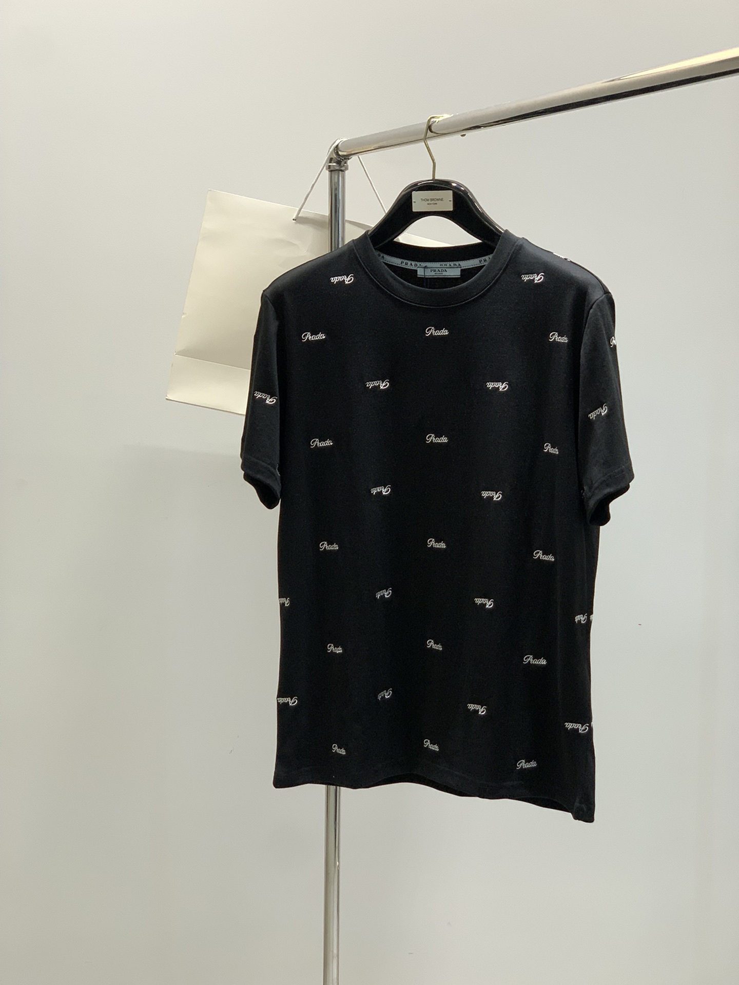 NO:410618,,PRADA Prada, the latest summer products, available at the counter at the same time, fashionable and casual round neck short-sleeved T-shirt, imported original fabric, extremely complex workmanship, the only channel that can be used as a purchasing agent level, top-level embroidery craft letter pattern logo, extremely high grade, comfortable and versatile, handsome and stylish upper body, 2 colors recommended, S-2XL,,prada,prada,T-shirt,tees,t-shirt,alexander wang19860909,PRADA 普拉达,夏季最新品,专柜同步有售,时尚休闲圆领短袖T恤,进口原版面料,做工极为复杂,唯一可以做代购级别的渠道狠货,顶级刺绣工艺字母图案logo,档次极高,舒适百搭,上身帅气有型,2色推荐,码数S-2XL,,prada,prada,T-shirt,tees，t-shirt,alexander wang,Men's clothing