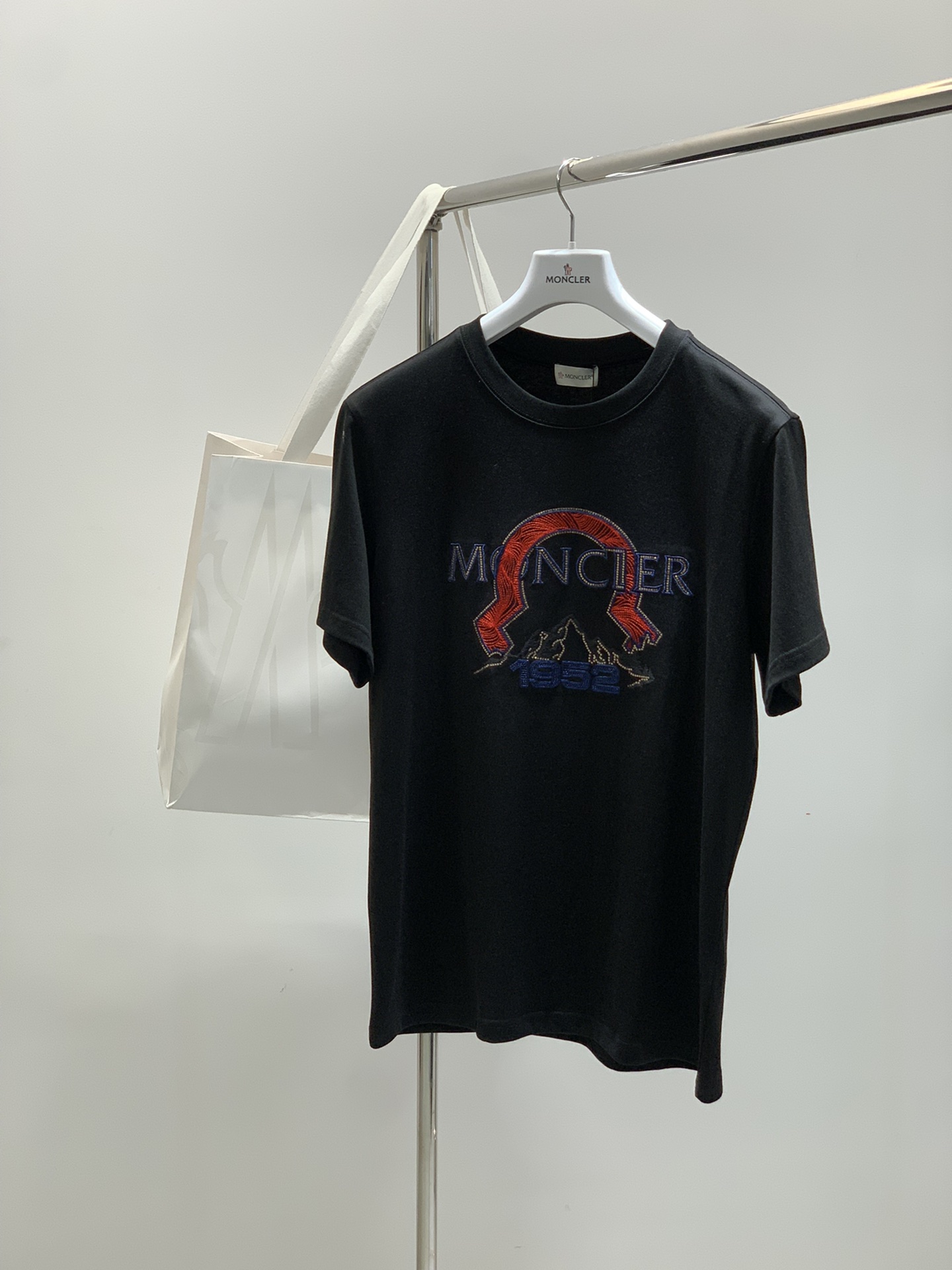 NO:410626,,Moncler hood, the latest 2025 summer product, available at the same time for counters, original single ruthless goods, fashionable and casual round neck short-sleeved T-shirt, comfortable upper body!  Eye-catching and highlighted, using imported original fabric, top-grade embroidery craft letter pattern logo, simple but not lacking in fashion, fashionable and handsome upper body, 2 colors recommended, code number S-2Xl, Moncler, T-shirt,tees, t-shirt,alexander wang19860909,Moncler 蒙口,2025夏季最新品,专柜同步有售,原单狠货,时尚休闲圆领短袖T恤,上身舒适！吸睛而有亮点,采用进口原版面料,顶级刺绣工艺字母图案logo,简单而不失时尚,上身时尚帅气,2色推荐,码数S-2Xl,,Moncler,T-shirt,tees，t-shirt,alexander wang,Men's clothing