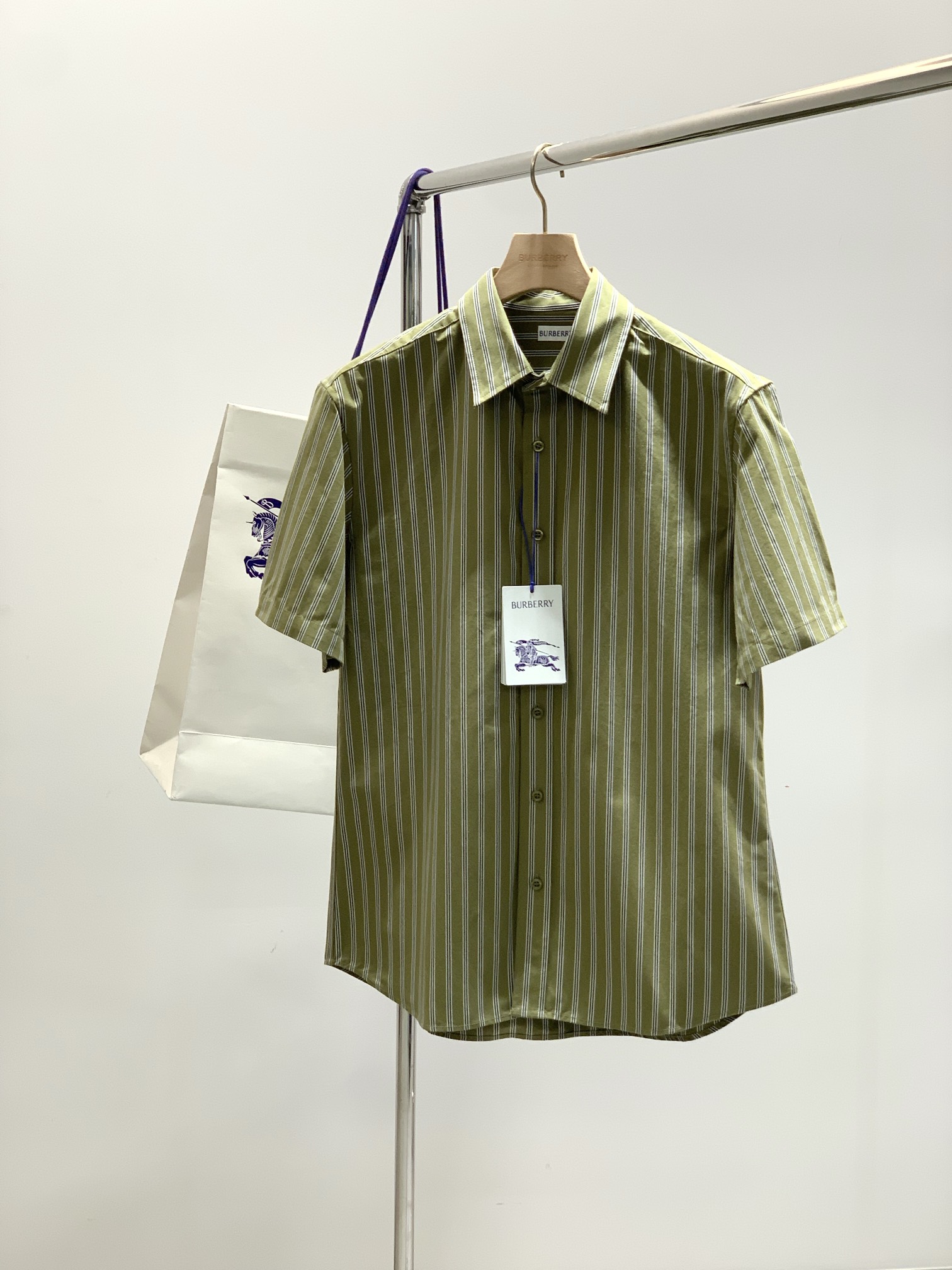 NO:410648,,Burberry Burberry, the latest summer products in 2025, available at the counter at the same time, original singles, fashionable and casual short-sleeved shirts, imported original fabrics, comfortable and breathable upper body, top-grade printing craft letter pattern decorative logo, extremely high grade, comfortable and versatile, handsome upper body, S-XL, burberry, burberry, shirts, T-shirt, alexander wang19860909,Burberry 巴宝莉,2025夏季最新品,专柜同步有售,原单狠货,时尚休闲短袖衬衫,进口原版面料,上身舒适透气,顶级印花工艺字母图案装饰logo,档次极高,舒适百搭,上身帅气十足,码数S-XL,,burberry,burberry,shirts,T-shirt,alexander wang,Men's clothing