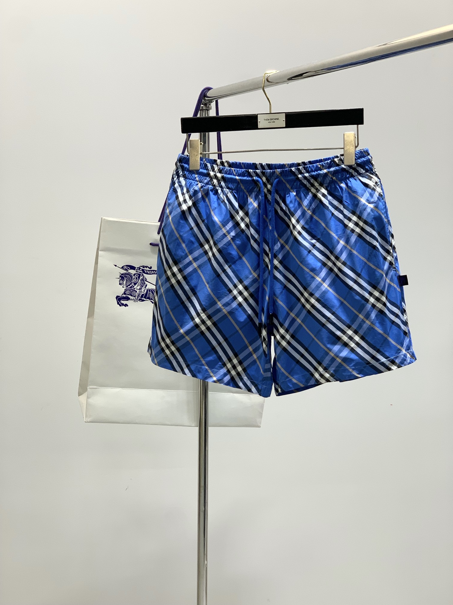 NO:410570,,Burberry Burberry, the latest summer products, available at the counter at the same time, original singles, fashionable casual shorts, imported original fabric, comfortable and breathable upper body, top-grade embroidery craft letter pattern logo, original hardware and auxiliary decoration, extremely high grade, comfortable and versatile, top-body handsome, S-XL, burberry, burberry, shorts, alexander wang19860909,Burberry 巴宝莉,夏季最新品,专柜同步有售,原单狠货,时尚休闲短裤,进口原版面料,上身舒适透气,顶级刺绣工艺字母图案logo,原版五金辅料装饰,档次极高,舒适百搭,上身帅气十足,码数S-XL,,burberry,burberry,shorts,alexander wang,Men's clothing