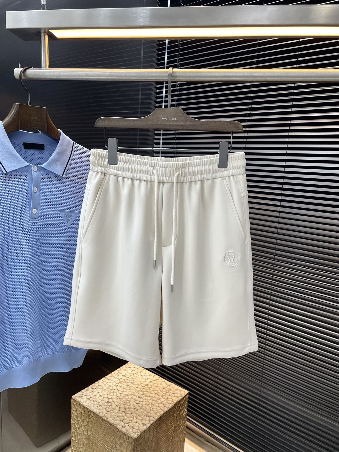 NO:410367,P lululemon (Lulu) new spring and summer style, the latest casual shorts. The original pants are casual and versatile, casual and lazy, high-end custom imported modal fabric, customized craftsmanship, and full of comfort. High-end and atmospheric, does the taste of summer have? First choice. Code number M1 XXXL purchasing level..., shorts, alexander wang19860909P  lululemon（ 露露）春夏季新款,最新休闲短裤.原版裤型上身休闲百搭、随性慵懒范,高级定制进口莫代尔面料,订制工艺 舒适感爆棚.高端大气,夏天的味道有没有,首选 .码数 M一XXXL代购级别……,,shorts,alexander wang,Men's clothing