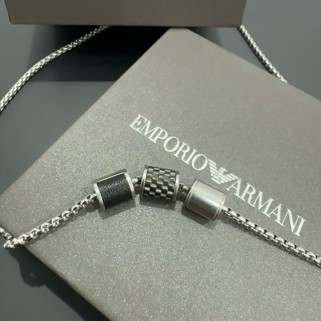 Amani Armani’s New Locket Necklaces: Sophisticated, Fashionable, and Unique Design - 图片 4
