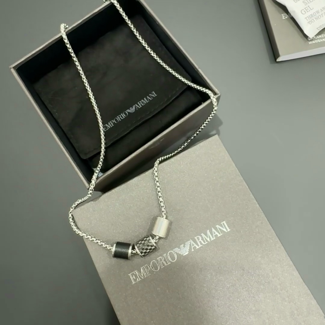 Amani Armani’s New Locket Necklaces: Sophisticated, Fashionable, and Unique Design - 图片 6