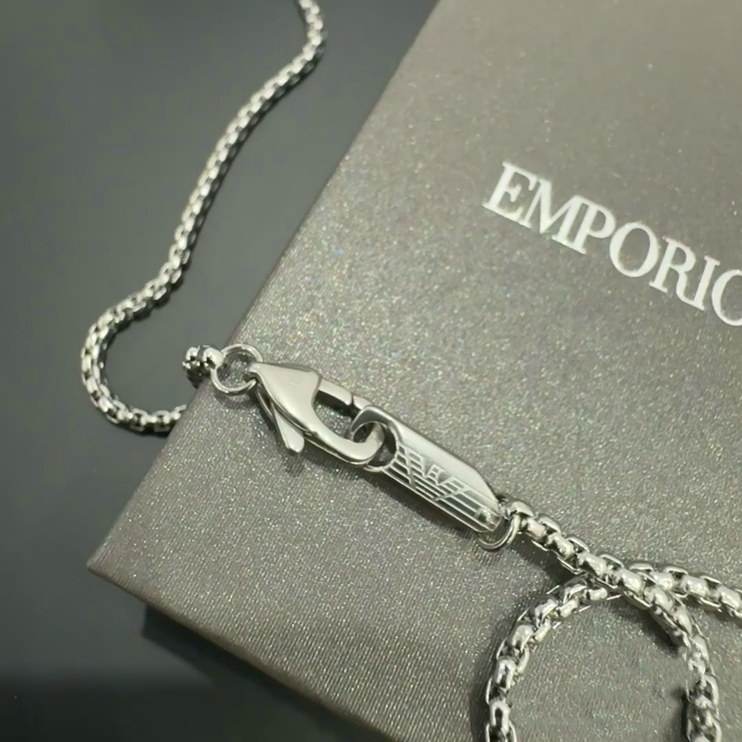 Amani Armani’s New Locket Necklaces: Sophisticated, Fashionable, and Unique Design - 图片 5