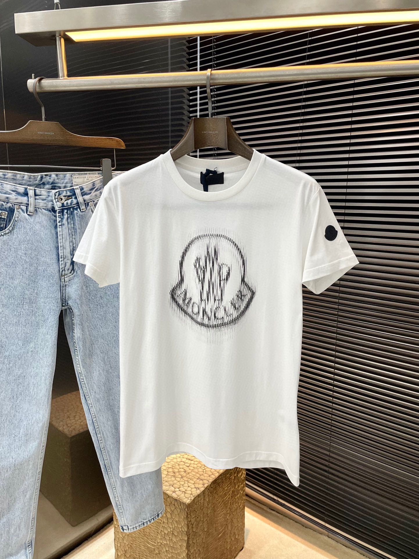 NO:410309,P Moncher- (Shirt) Series VIP High-end Customization Spring and Summer New Fuzzy Logo Printed Short-Sleeve T-shirt, This short-sleeve T-shirt is made of soft cotton jersey fabric, reinterpreting the logo print with blurry logo pattern effect, with silicone logo on the sleeves, which is the basic item for men's wardrobe. Highly recommended!  Color White Black Number of codes S M L XL,,Moncler,T-shirt,tees,t-shirt,alexander wang19860909P  Moncher-（蒙口）系列 VIP高级定制 春夏新款模糊标识印花短袖T恤,这款短袖T恤采用柔软棉质平纹针织面料制成,以模糊标识图案效果重新演绎标识印花,袖子处饰有硅胶标识,是男士衣橱的基础款单品.强烈推荐！颜色 白色 黑色 码数 S M L XL,,Moncler,T-shirt,tees，t-shirt,alexander wang,Men's clothing