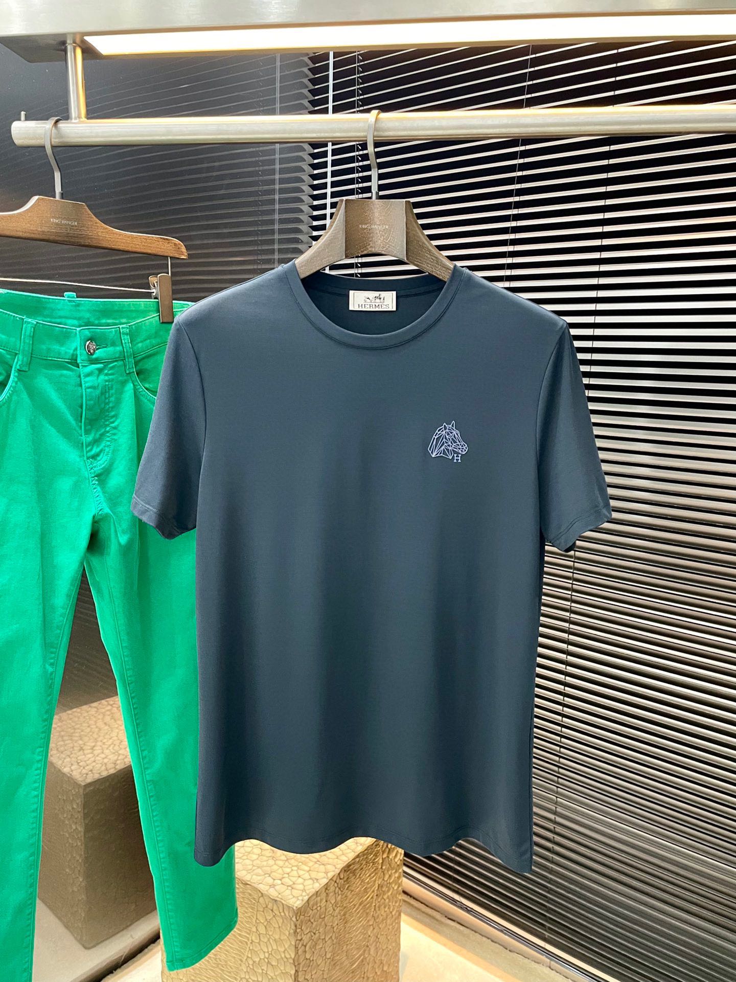 NO:410316,P HERMES series VIP high-end customization, new short-sleeved spring and summer style, versatile style, anyone can easily control the fabric, fully customized, high-quality viscose fabric, soft fabric, comfortable and soft upper body, simple style is very classy, ​​simple and unique, fashionable, the style is very exquisite, showing aura, and highlighting the exquisiteness of business men!  Size M-3XL, hermes, hermes, T-shirt, alexander wang19860909P  HERMES（爱马仕）系列 VIP高级定制 春夏季新款短袖 百搭款式 任何人都可以轻松驾驭 面料全订制 高定一等品粘纤面料 面料手感柔软,上身舒适柔软 简约的款式非常显档次,简约个性时尚,版型剪裁非常精致,显气场,又会凸显商务男士的精致！尺码 M-3XL,,hermes,hermes,T-shirt,alexander wang,Men's clothing