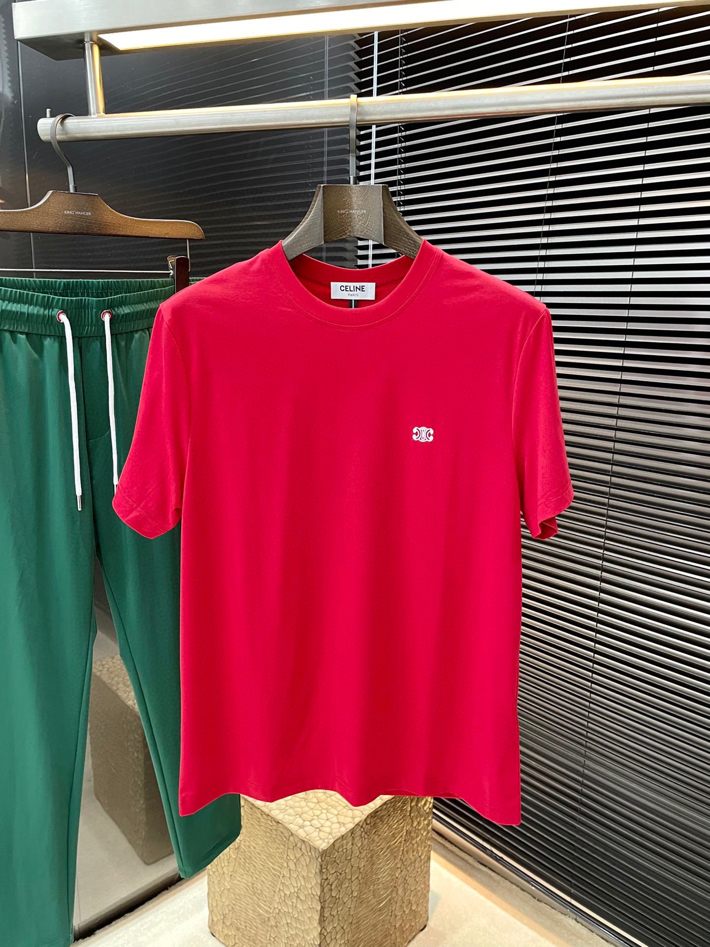 NO:410325,P CELINE series VIP high-end customization, new short-sleeved spring and summer style, versatile style, anyone can easily control the fabric, fully customized, high-quality Laiser copper-ammonia fabric, the fabric feels soft, the upper body is comfortable and soft, the simple style is very classy, ​​simple and unique, the style is very exquisite, the style is very exquisite, showing the aura, and it will highlight the exquisiteness of business men!  Size M-3XL, celine, celine, T-shirt, alexander wang19860909P  CELINE（赛琳）系列 VIP高级定制 春夏季新款短袖 百搭款式 任何人都可以轻松驾驭 面料全订制 高定一等品莱赛尔铜氨丝面料 面料手感柔软,上身舒适柔软 简约的款式非常显档次,简约个性时尚,版型剪裁非常精致,显气场,又会凸显商务男士的精致！尺码 M-3XL,,celine,celine,T-shirt,alexander wang,Men's clothing