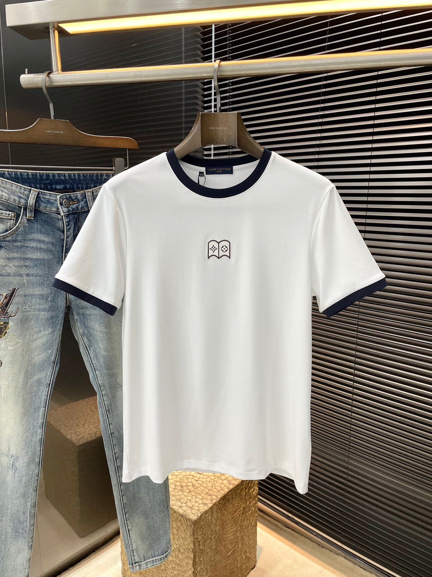 NO:410333,P LOUIS VUITTON series VIP high-end customization, new short-sleeved spring and summer style, versatile style, anyone can easily control the fabric, fully customized craftsmanship, high-quality cotton-element fabric, soft fabric, comfortable and soft upper body, simple style is very classy, ​​simple and unique, fashionable, the style is very exquisite, showing aura, and highlighting the exquisiteness of business men!  Size M-3XL, louis vuitton,louis vuitton,t-shirt,alexander wang19860909P  LOUIS VUITTON（路易威登）系列 VIP高级定制 春夏季新款短袖 百搭款式 任何人都可以轻松驾驭 面料全订制工艺 高定一等品棉纶面料 面料手感柔软,上身舒适柔软 简约的款式非常显档次,简约个性时尚,版型剪裁非常精致,显气场,又会凸显商务男士的精致！尺码 M-3XL,,louis vuitton,louis vuitton,T-shirt,alexander wang,Men's clothing