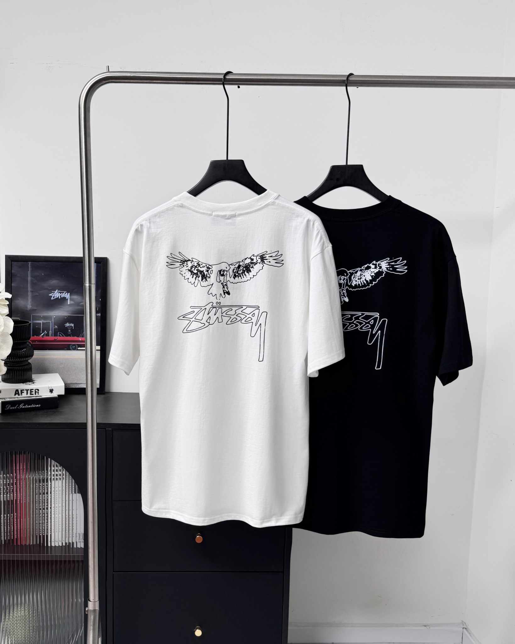 💰75
Stussy 斯图西老鹰LOIO圆领短袖T恤|
-标准版型
-男女同款
-纯棉260g双纱纯棉面料 透气性 舒适性 功能性全部都做到了极致!
-前后的印花图案都是进口水浆材质
-全部原厂原版定制1:1全套辅料 包装
#高街鼻祖 STUSSY斯图西,起源于美国南加州冲浪圣地,2025最新文化涂鸦系列,重磅联名经典街头潮牌、出街行头焕发活力新意,Stussy前卫和与众不同的风格让人印象深刻,也从此成为了街头品牌里的OG之一。
颜色 :白色 黑色
尺码:m-3xl
M L XL xxl 3xl
衣长 68 70 73 75 77
胸围104 108 112 116 120
肩宽 52 54 56 58 60
袖长 18 19 20 21 22