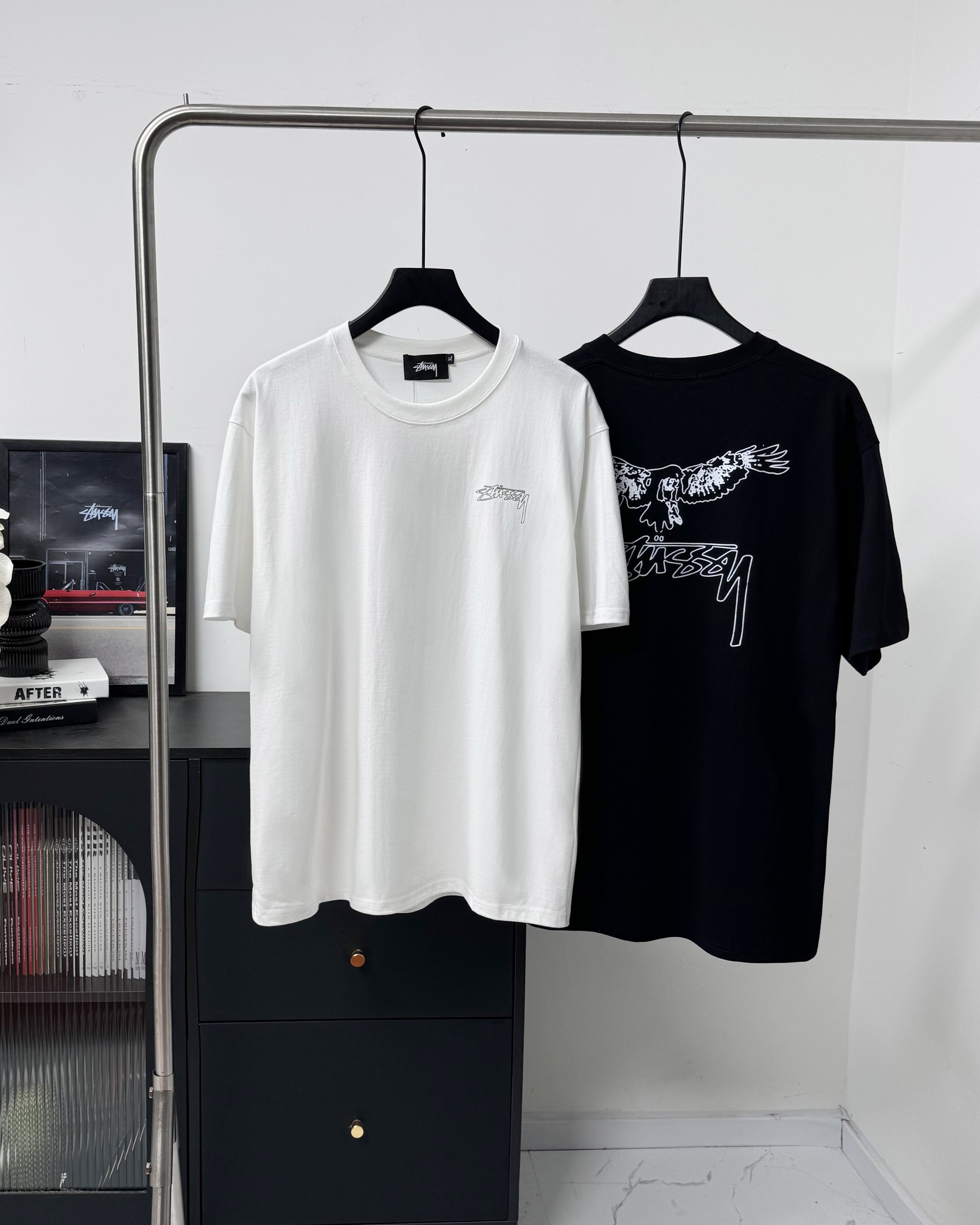 💰75
Stussy 斯图西老鹰LOIO圆领短袖T恤|
-标准版型
-男女同款
-纯棉260g双纱纯棉面料 透气性 舒适性 功能性全部都做到了极致!
-前后的印花图案都是进口水浆材质
-全部原厂原版定制1:1全套辅料 包装
#高街鼻祖 STUSSY斯图西,起源于美国南加州冲浪圣地,2025最新文化涂鸦系列,重磅联名经典街头潮牌、出街行头焕发活力新意,Stussy前卫和与众不同的风格让人印象深刻,也从此成为了街头品牌里的OG之一。
颜色 :白色 黑色
尺码:m-3xl
M L XL xxl 3xl
衣长 68 70 73 75 77
胸围104 108 112 116 120
肩宽 52 54 56 58 60
袖长 18 19 20 21 22