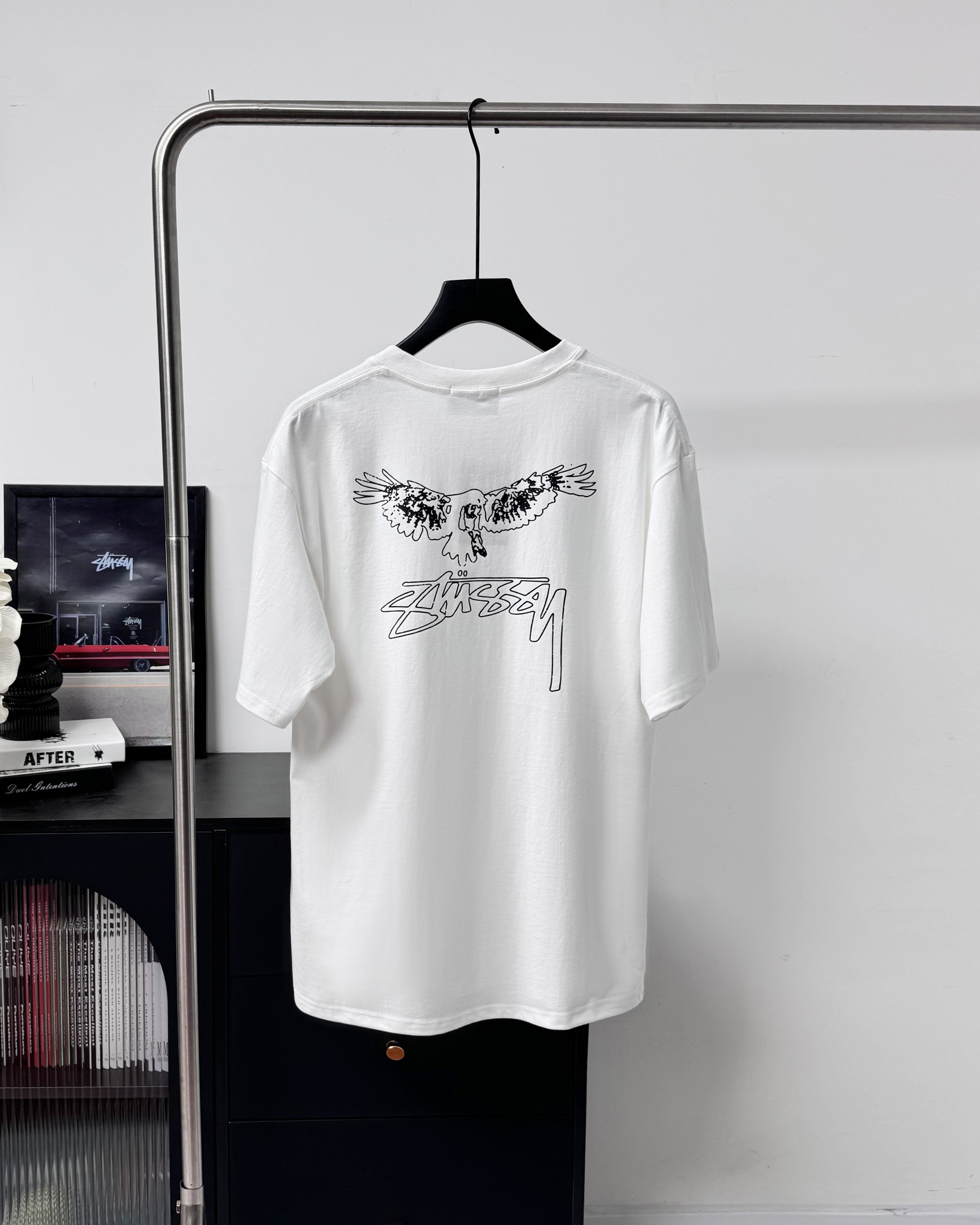 💰75
Stussy 斯图西老鹰LOIO圆领短袖T恤|
-标准版型
-男女同款
-纯棉260g双纱纯棉面料 透气性 舒适性 功能性全部都做到了极致!
-前后的印花图案都是进口水浆材质
-全部原厂原版定制1:1全套辅料 包装
#高街鼻祖 STUSSY斯图西,起源于美国南加州冲浪圣地,2025最新文化涂鸦系列,重磅联名经典街头潮牌、出街行头焕发活力新意,Stussy前卫和与众不同的风格让人印象深刻,也从此成为了街头品牌里的OG之一。
颜色 :白色 黑色
尺码:m-3xl
M L XL xxl 3xl
衣长 68 70 73 75 77
胸围104 108 112 116 120
肩宽 52 54 56 58 60
袖长 18 19 20 21 22
